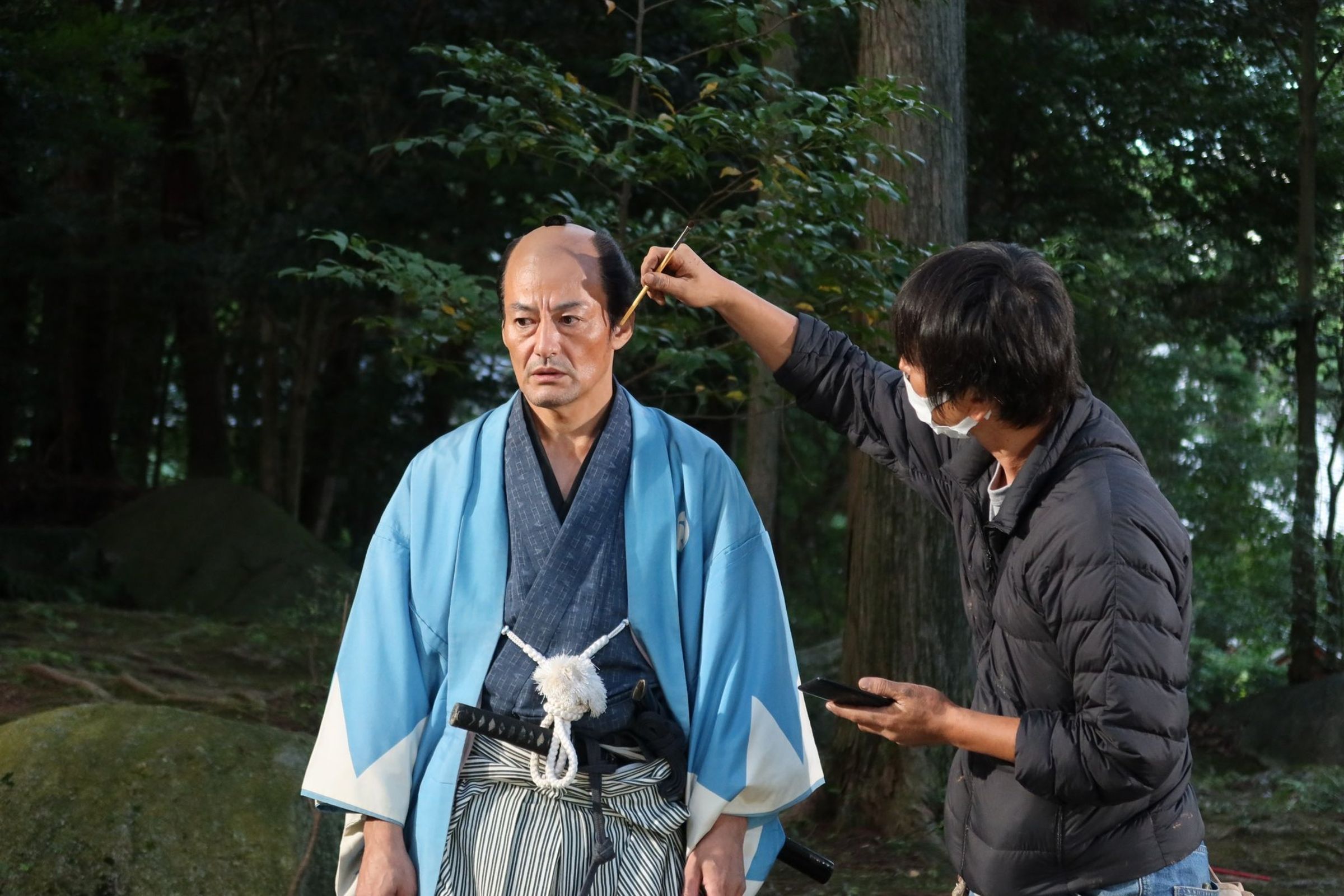 《超時空武士》為節省製作成本,只有主角山口馬木也(左)的假髮是為戲特別訂製。(翻攝自《超時空武士》X)