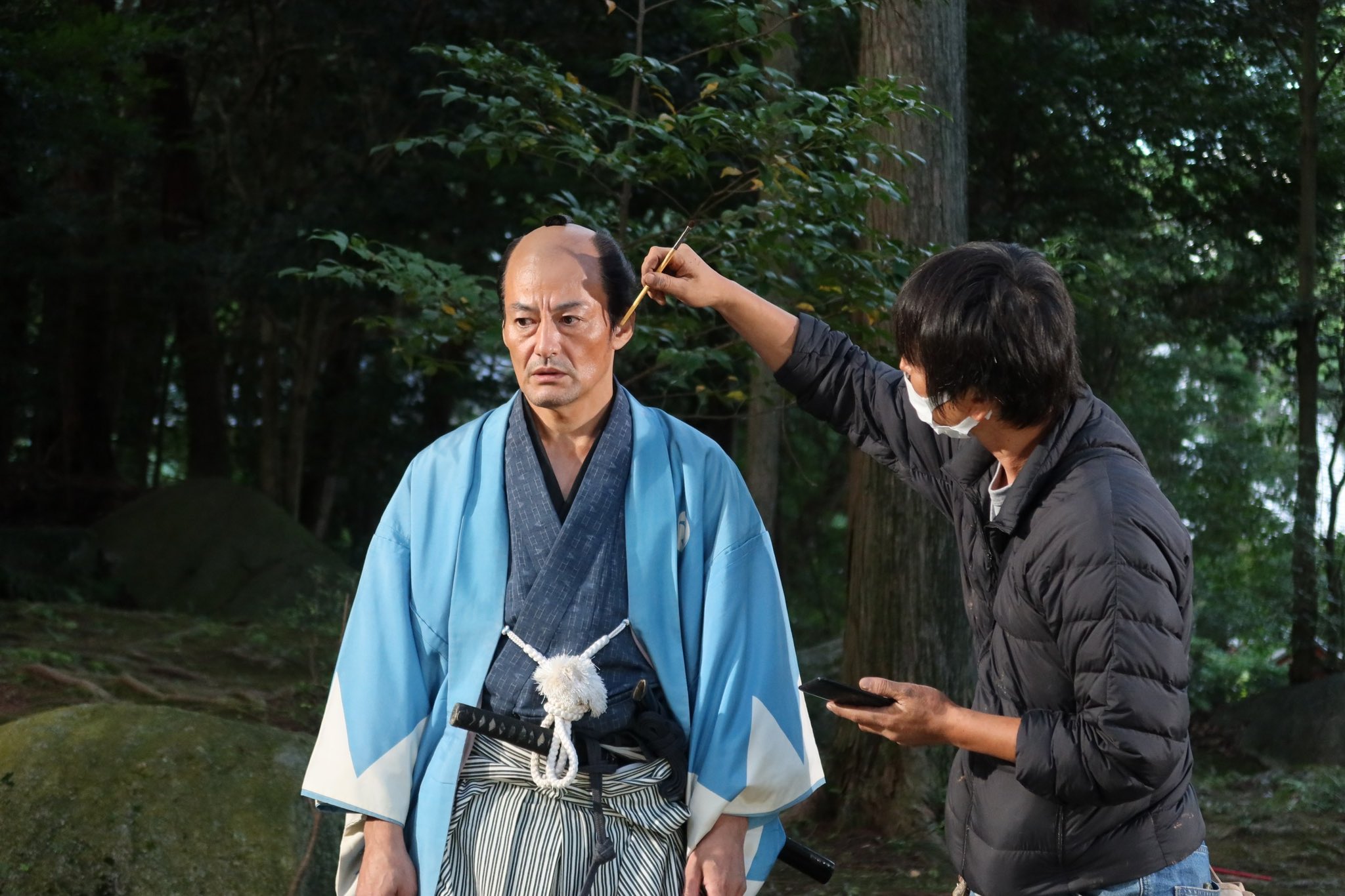 《超時空武士》為節省製作成本，只有主角山口馬木也（左）的假髮是為戲特別訂製。（翻攝自《超時空武士》X）