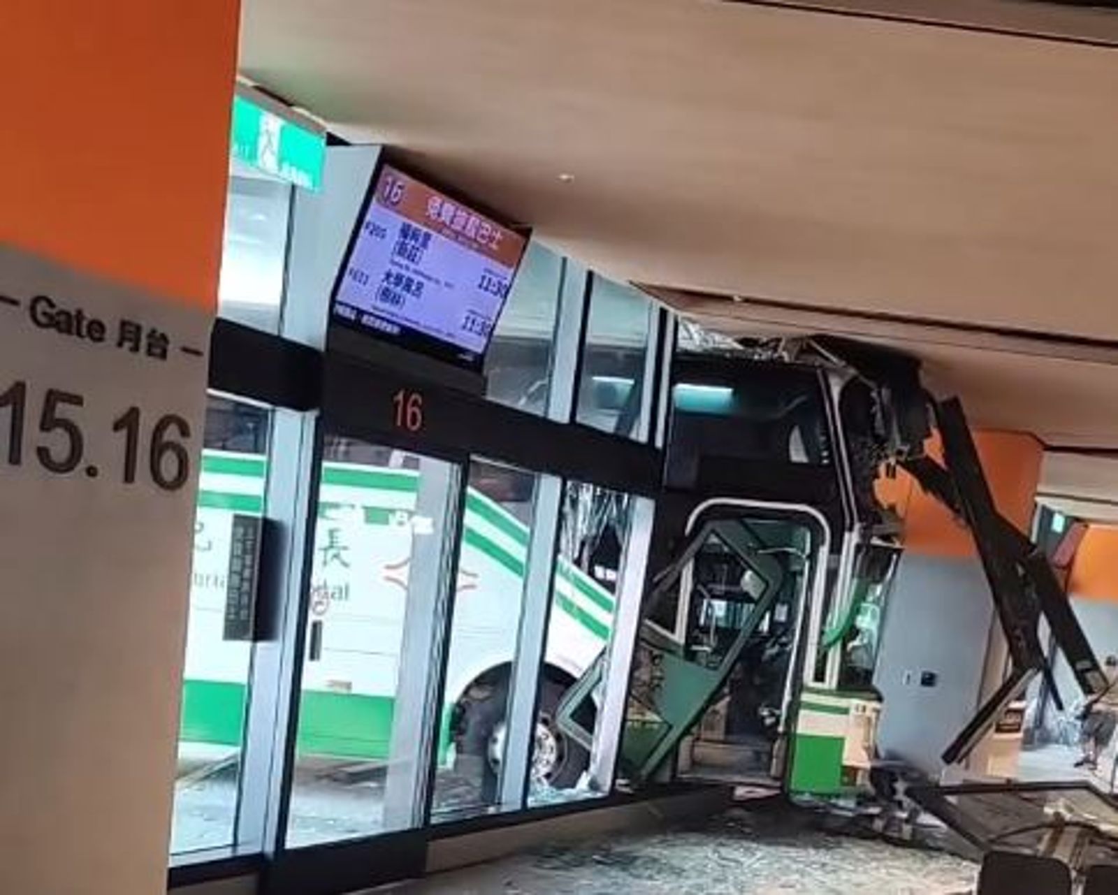 長庚醫院接駁車暴衝撞進轉運站 等車乘客嚇壞閃身躲避2傷