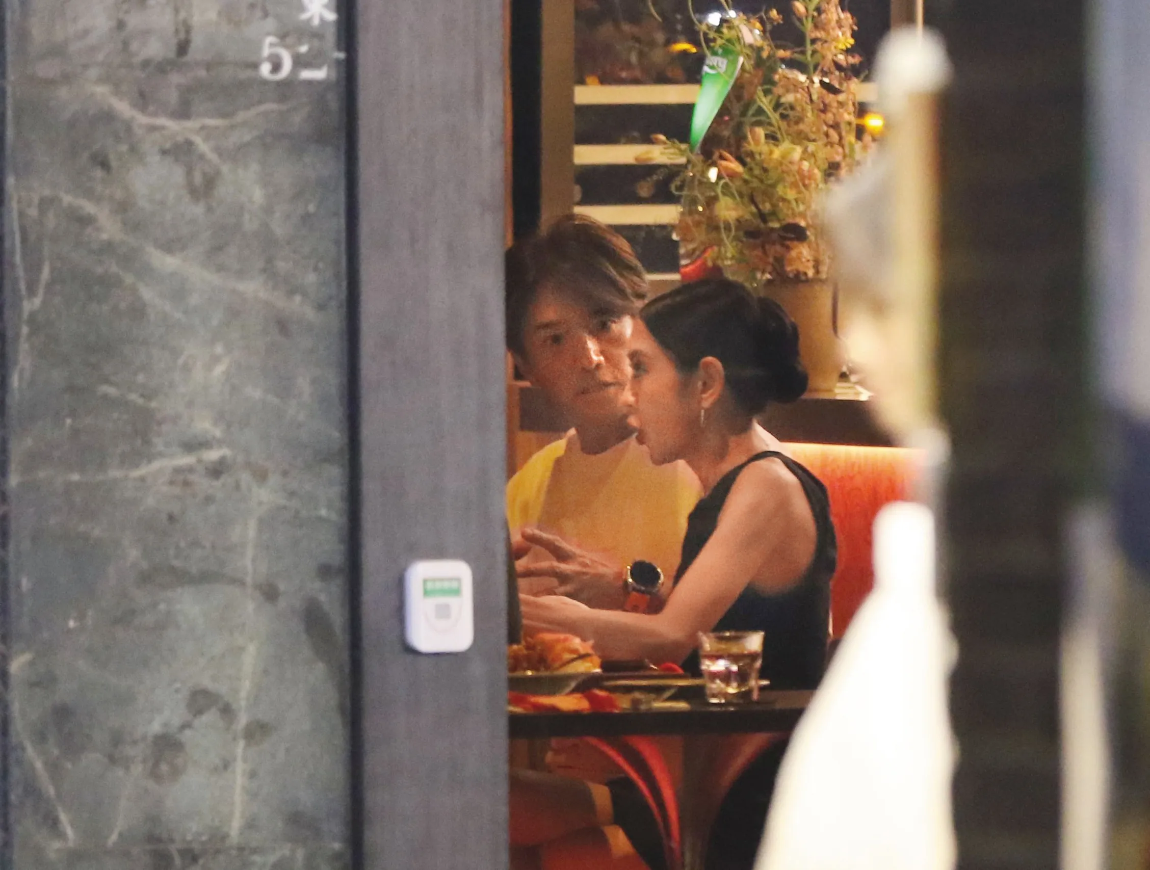 楊千霈穩交加溫／用餐親密碰肩零距離　楊千霈依偎Jeremy喝起交杯酒