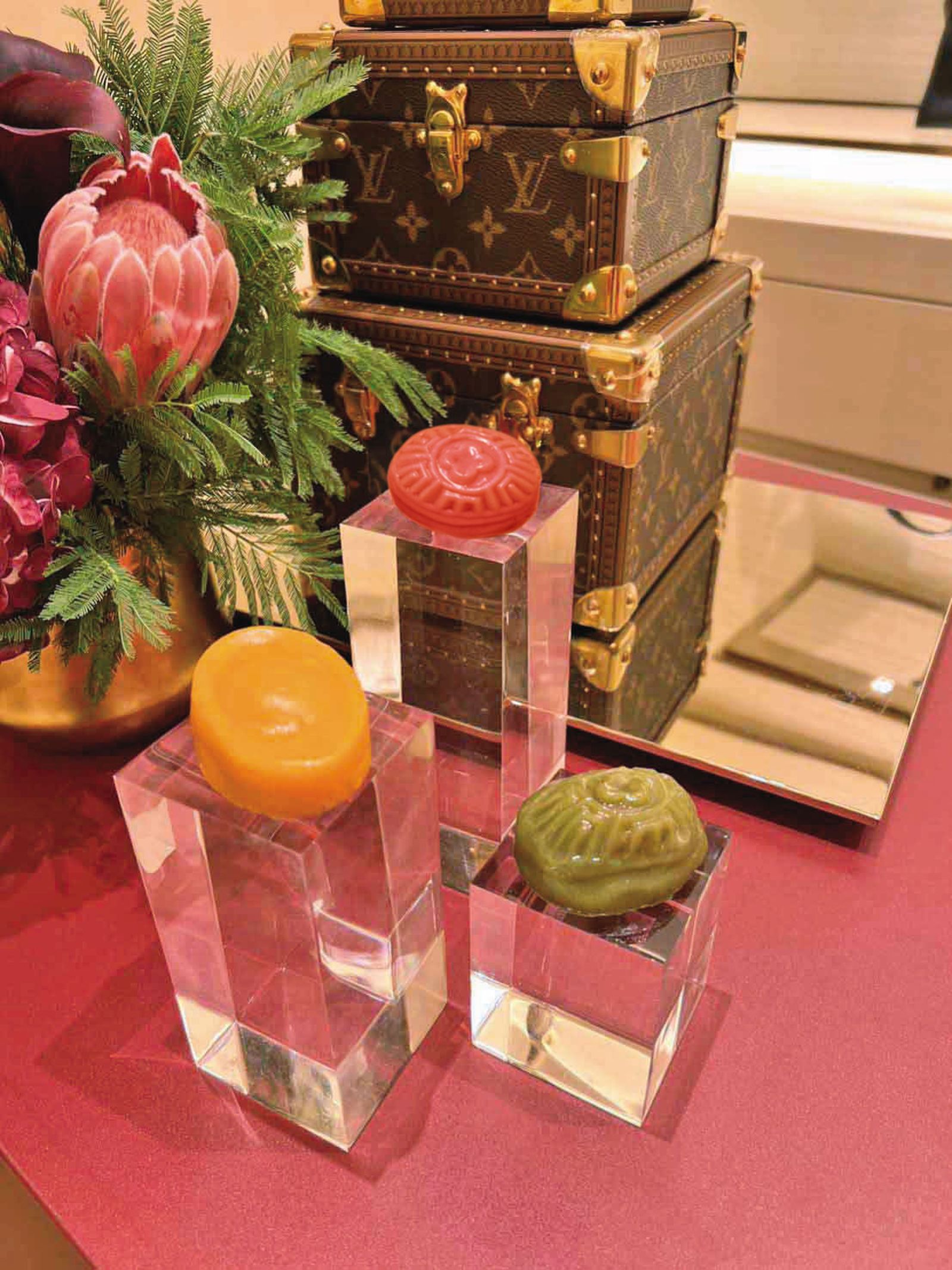 李東展受精品LV要求,客製化壓印經典小花logo在迷你粿上,去年LV在旗艦店活動上發放給VIP。(李東展提供)