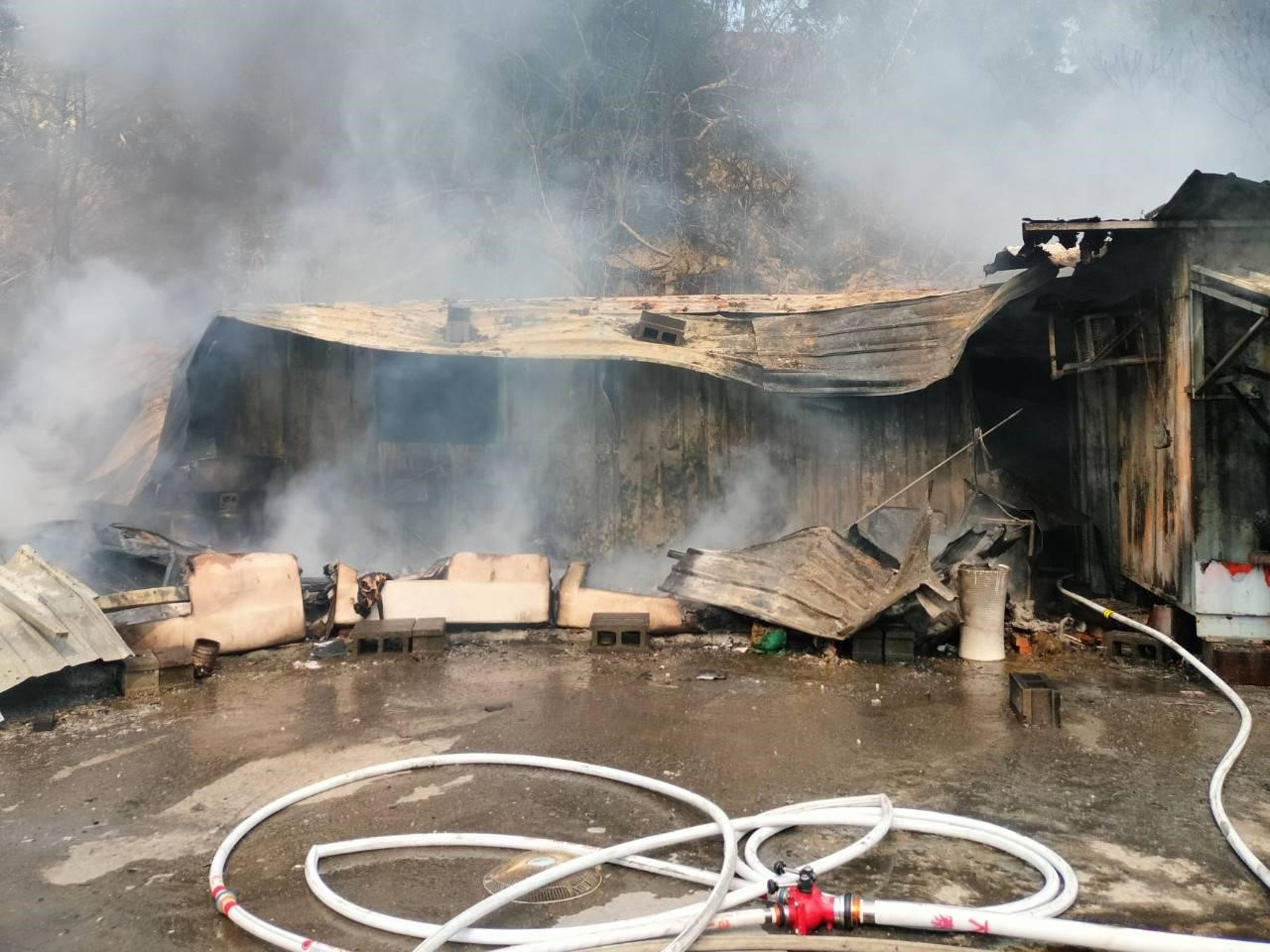 今（17日），高雄市大寮區拷潭路一處鐵皮貨櫃屋區發生火警。（消防局提供）
