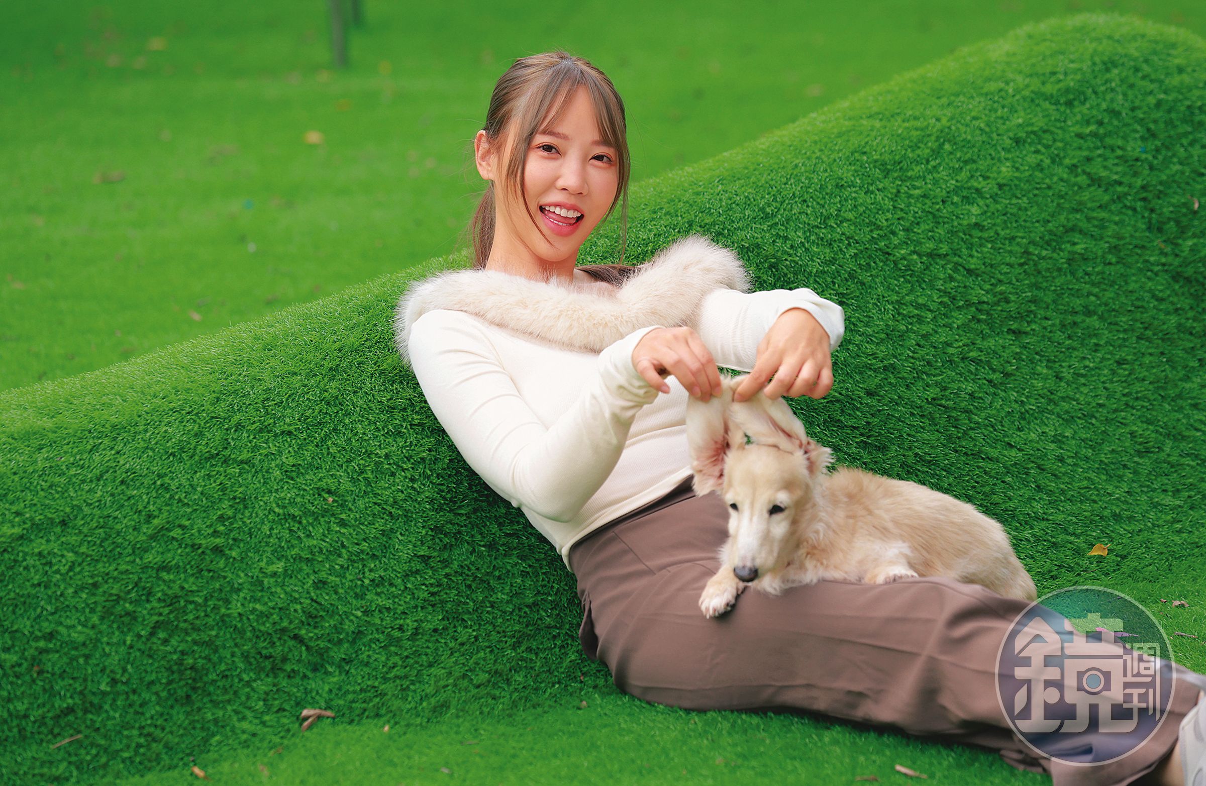 咪妃帶著咪咪在公園遊玩，剛開始時牠也是黏TT。