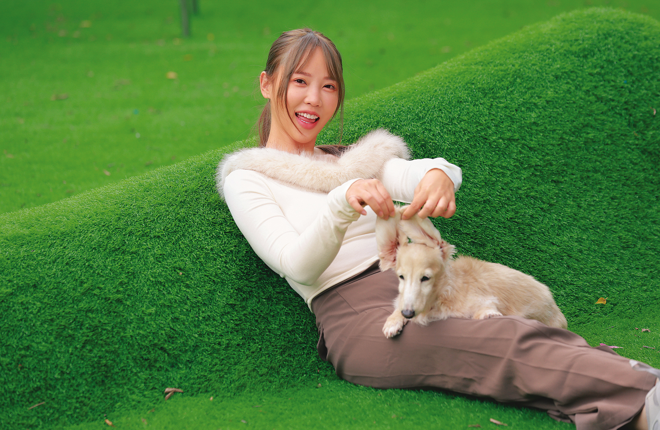 咪妃帶著咪咪在公園遊玩，剛開始時牠也是黏TT。