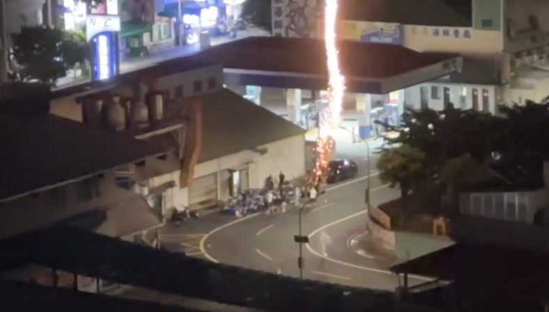 高雄有一群年輕人凌晨在加油站附近放鞭炮。 （翻攝自Threads@ymd7414）