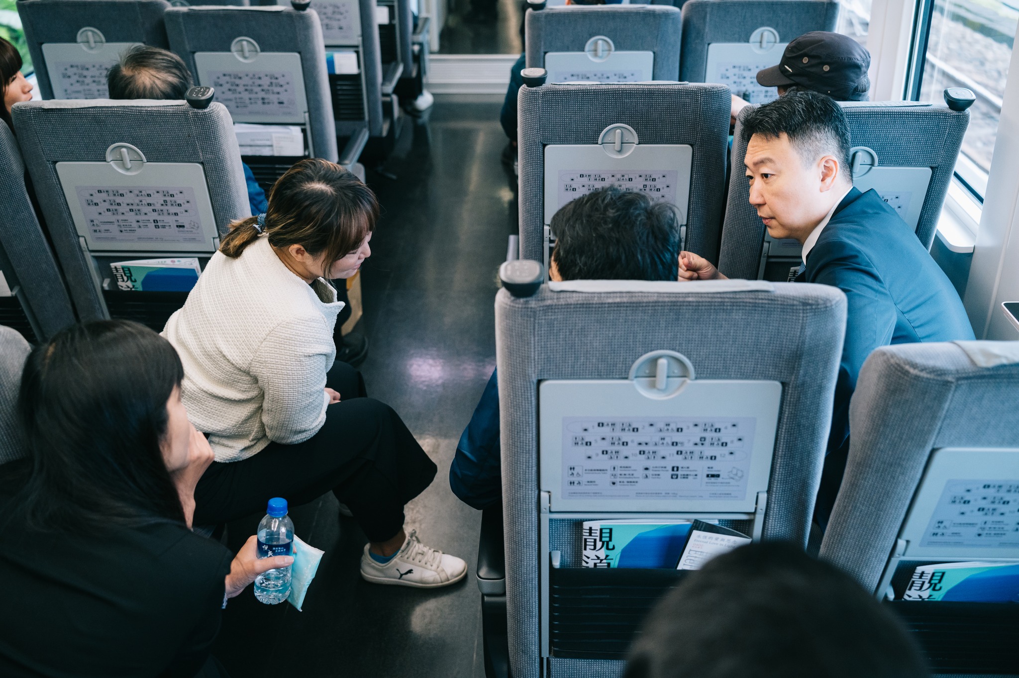 交通部長陳世凱今與家屬搭乘403次列車回到當年的事故現場，見證紀念燈光啟用。（翻攝交通部臉書）