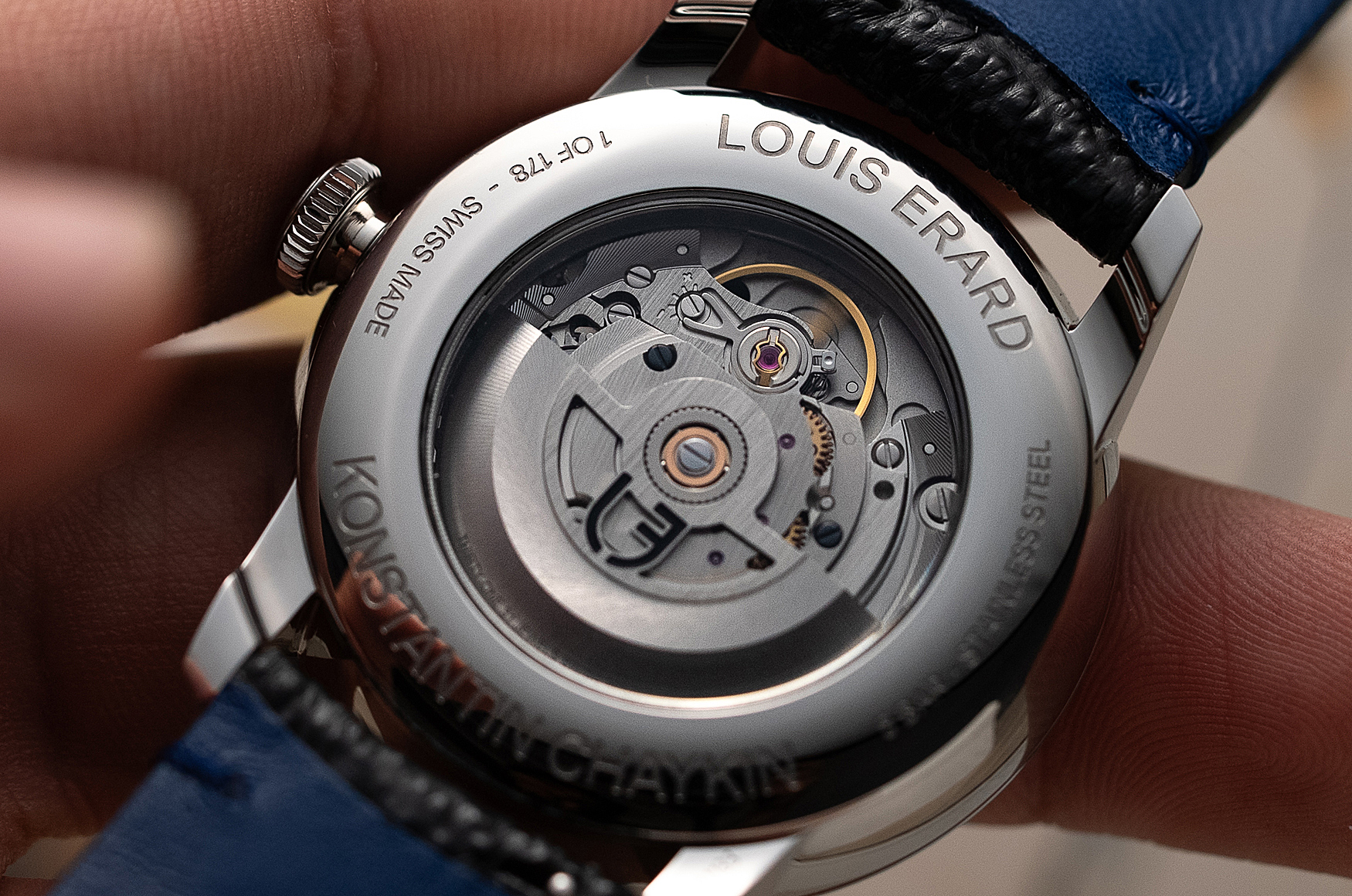 搭載Sellita SW266-1 自動上鍊機芯，鏤空自動盤飾以黑色漆面 Louis Erard 標誌。