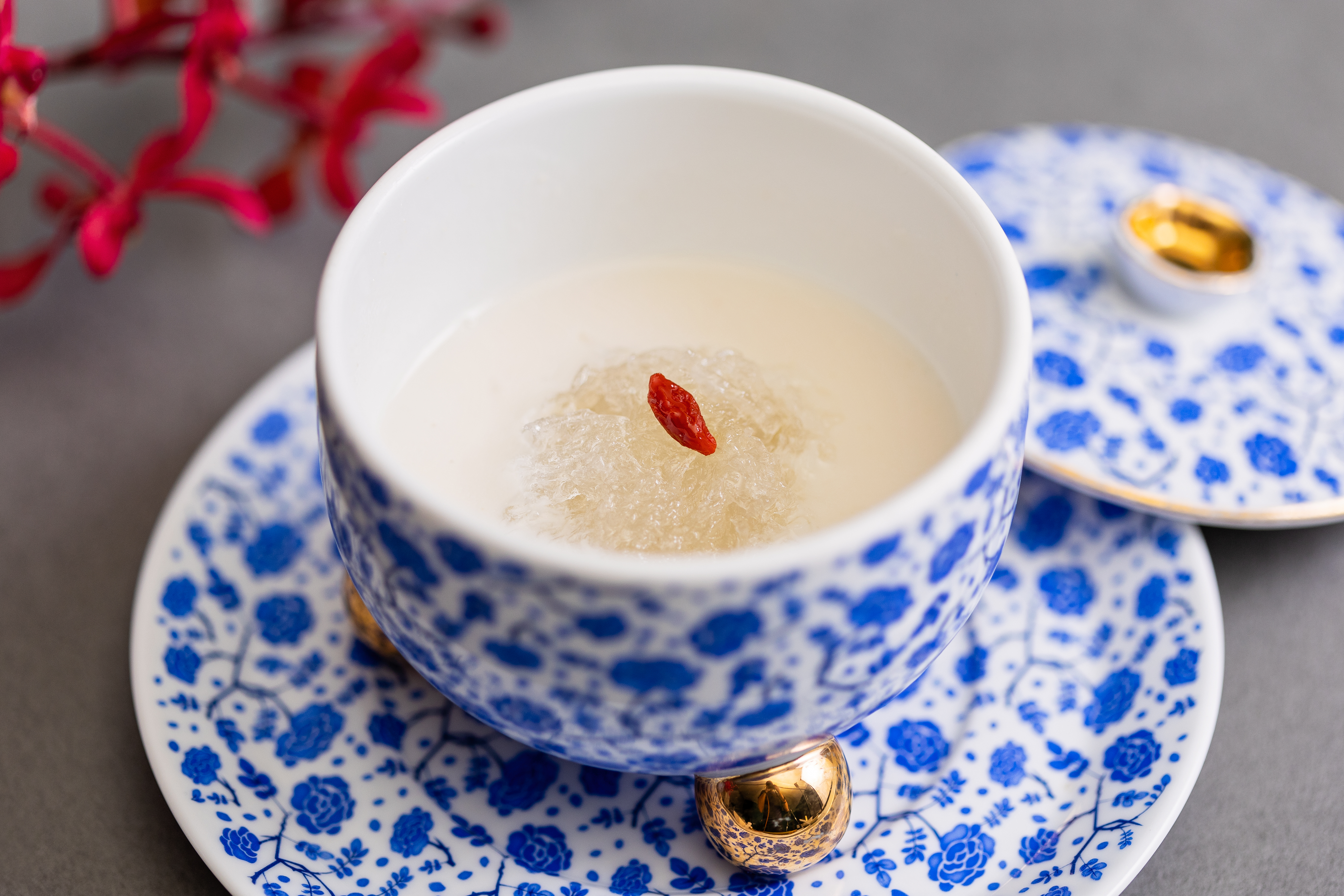 餐後來一碗養胃膳食「米湯燕窩」，是一道貌似極簡，實則精細的獨家甜品。