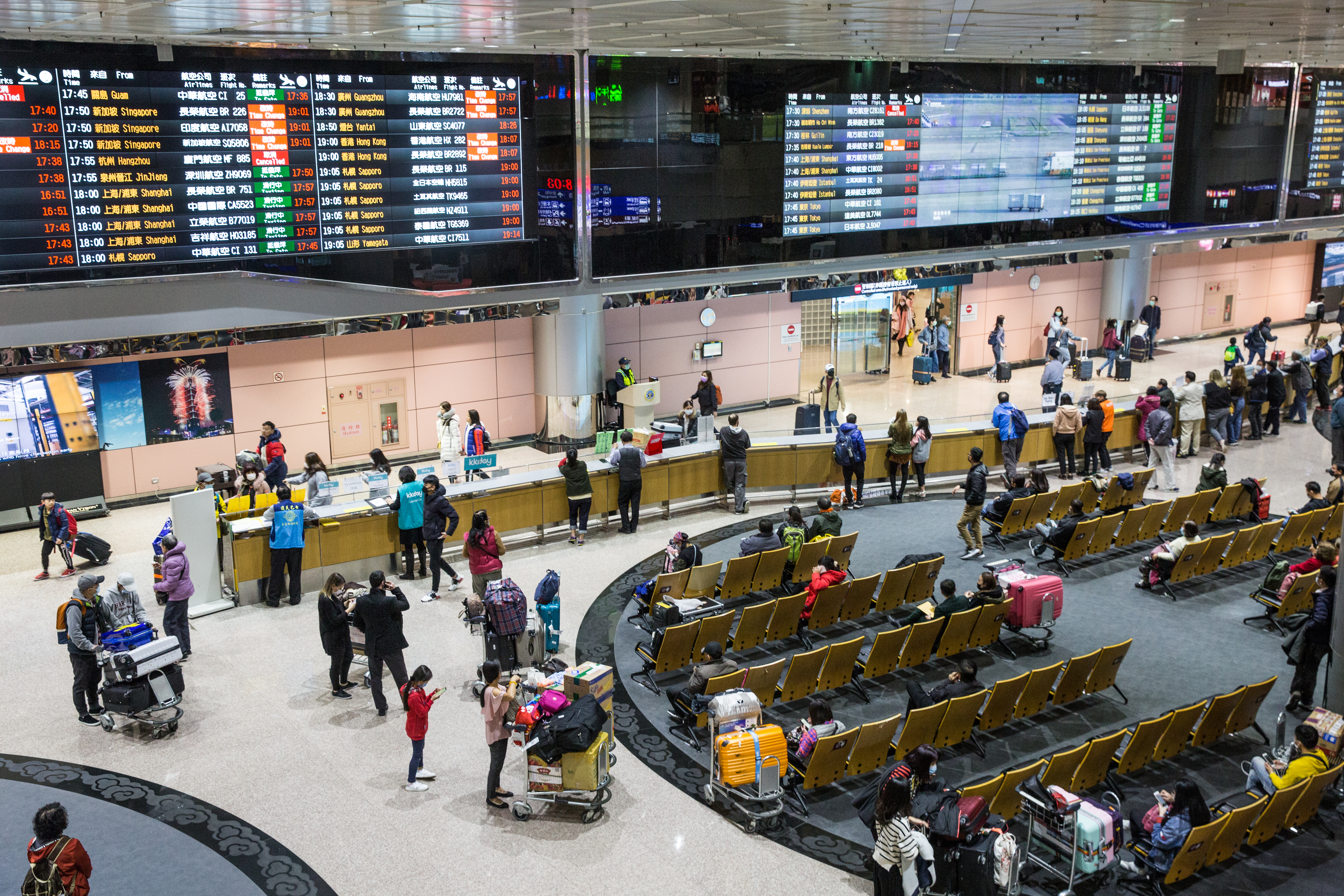 連假期間桃園機場預估每日將有13.7萬至16.4萬人次入出境。(本刊資料照)