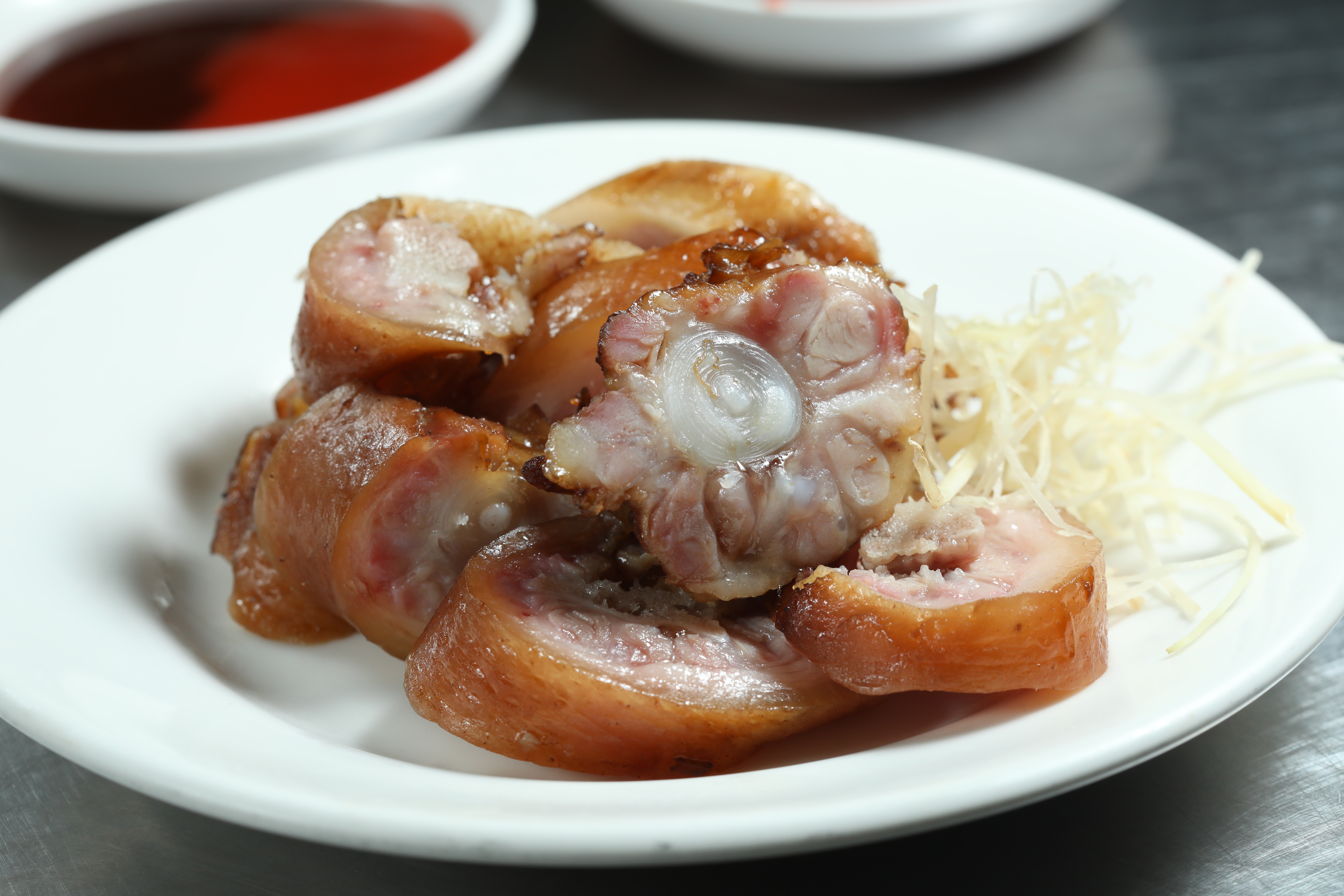 每天數量不多的「豬尾巴」，有Q軟膠質和骨頭香氣。（60元／小份）