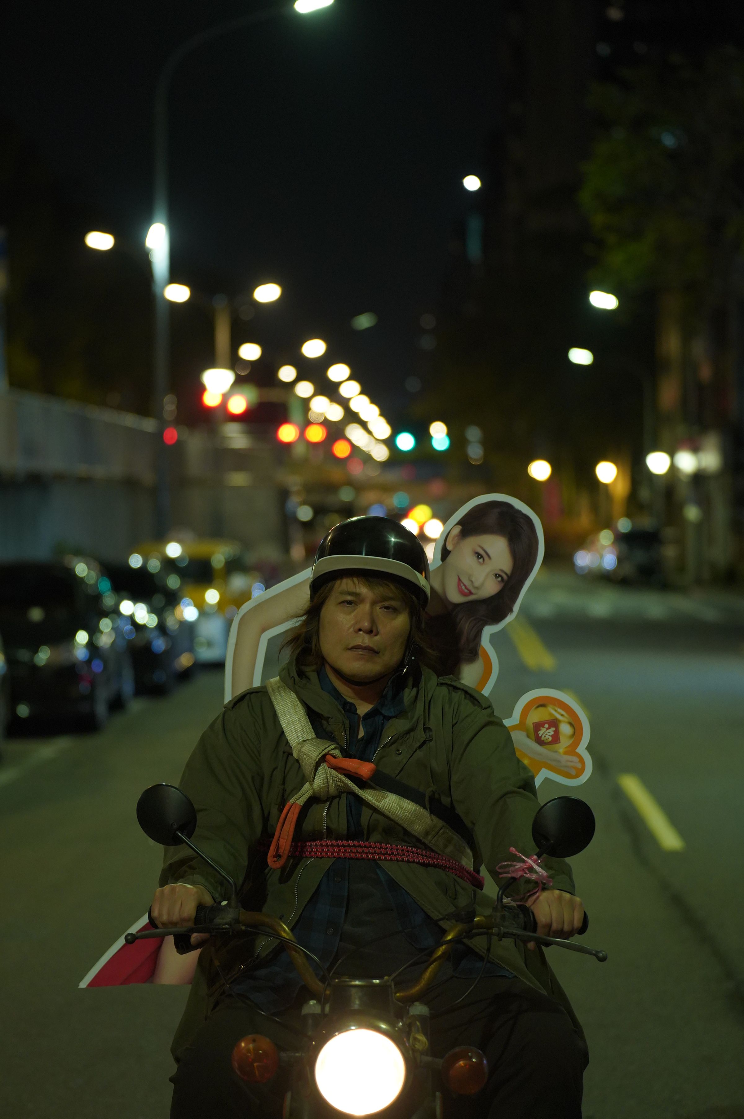 片中伍佰騎檔車載著林志玲的人形立牌,算是2人繼外送平台廣告後的另類同框。(華映提供)