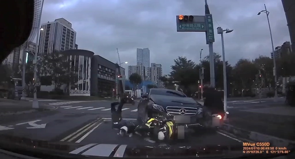 賓士高速過彎失控，直接撞向正在等紅燈的兩輛機車以及一輛汽車。（翻攝爆料公社）