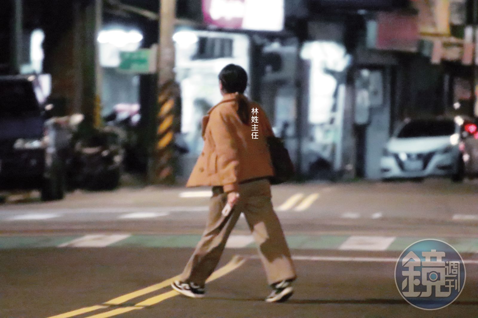 23：25 林姓主任下車後，橫越馬路返家。 