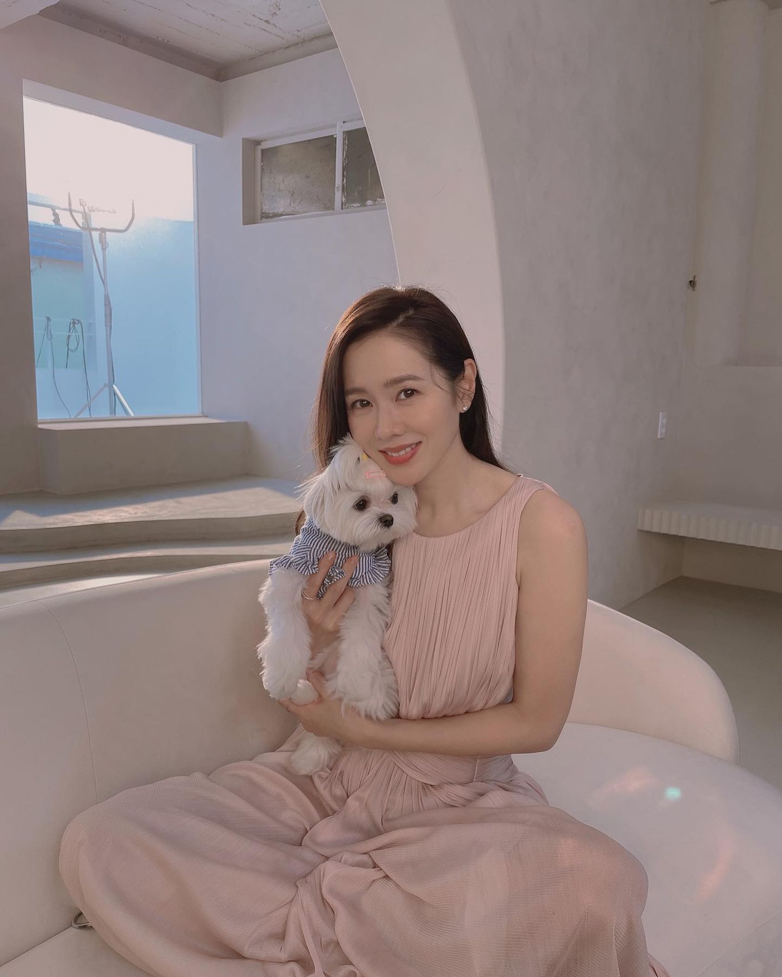 韓星孫藝真與玄彬的婚禮上,愛犬Kitty全程見證。(翻攝自孫藝珍IG)