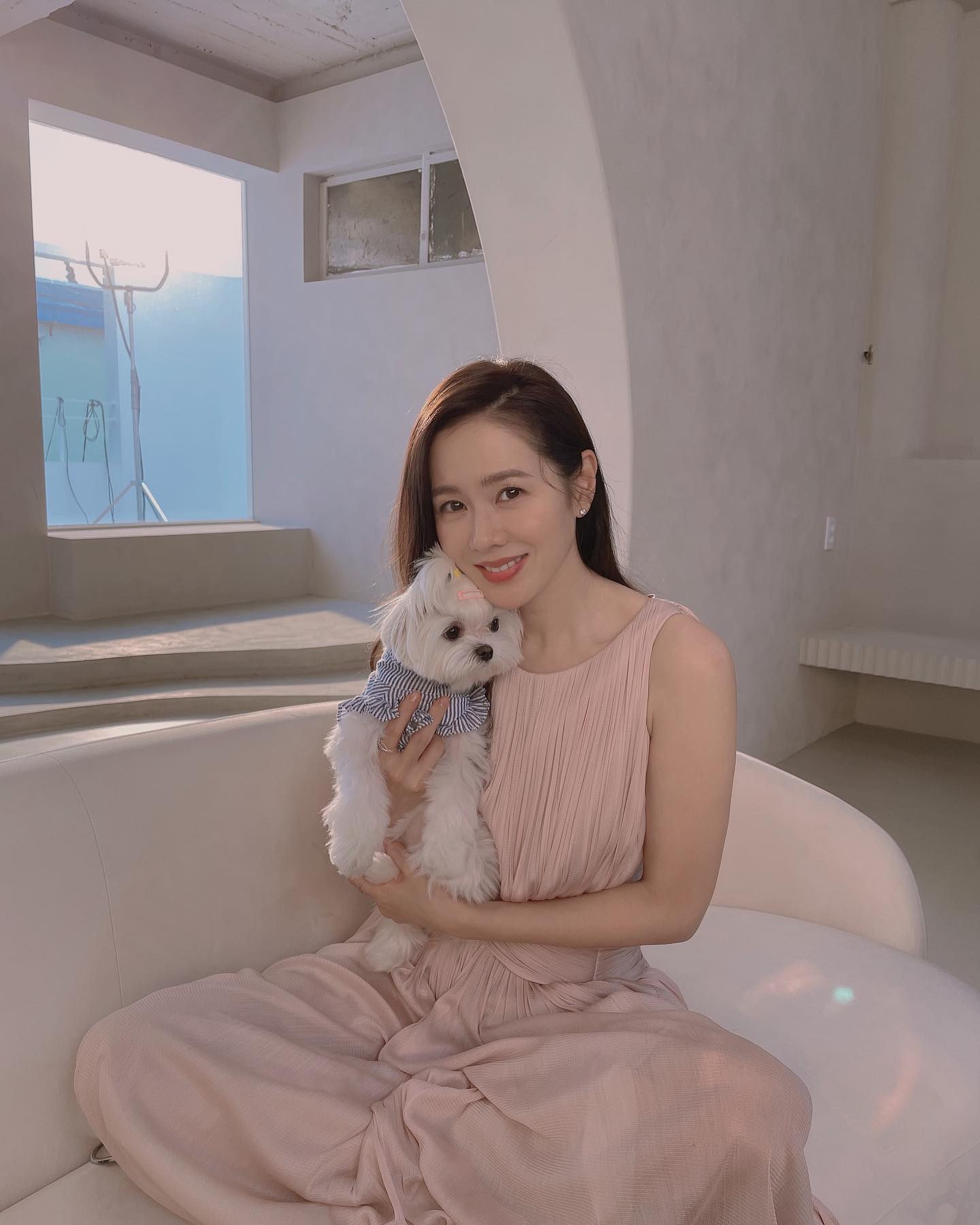 韓星孫藝真與玄彬的婚禮上，愛犬Kitty全程見證。（翻攝自孫藝珍IG）