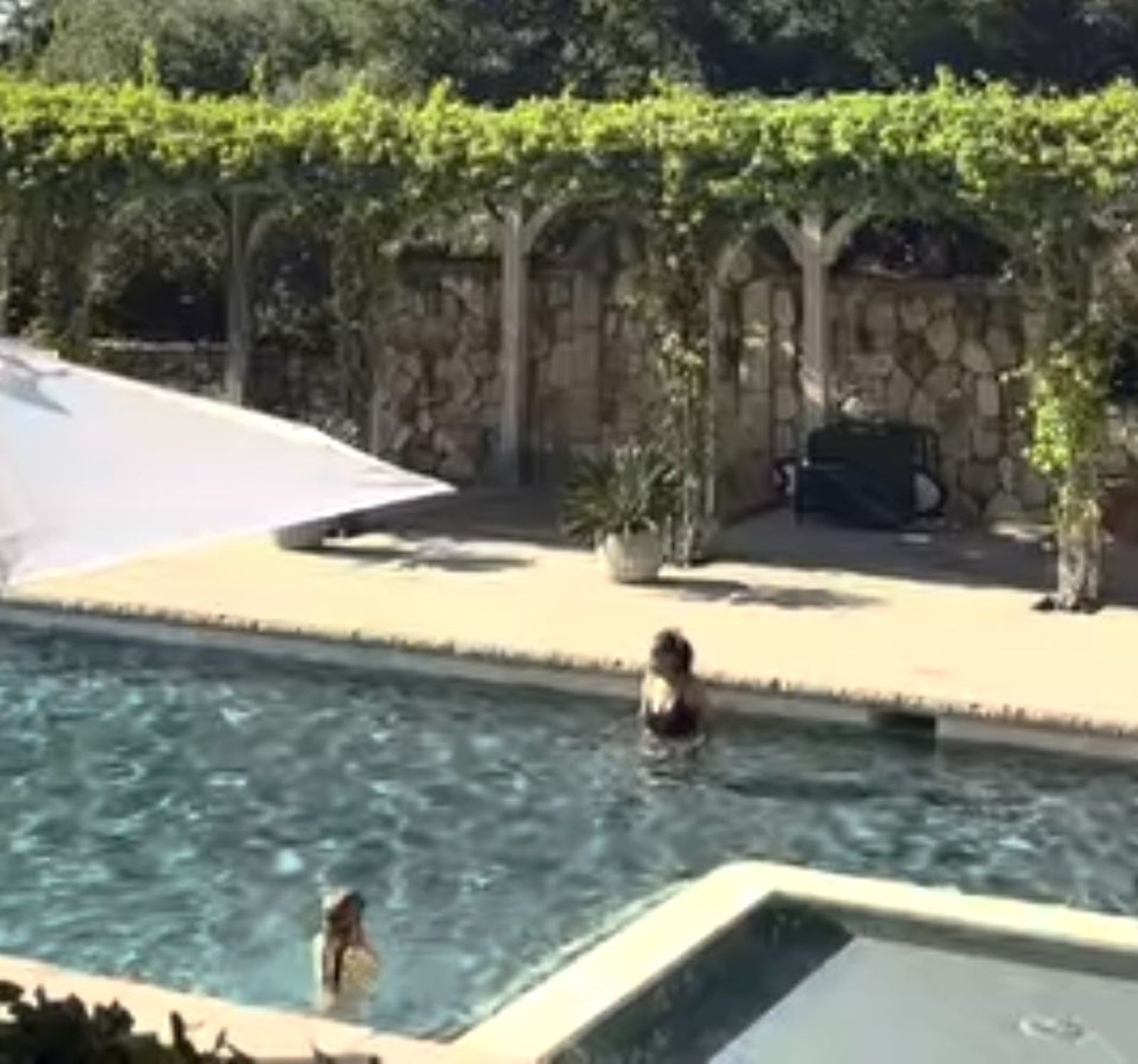 莉莉貝和祖母多莉雅，在水中嬉戲。（翻攝meghan IG）