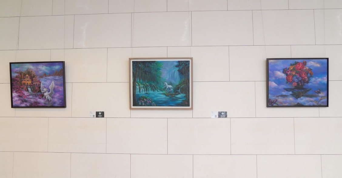 張宜如用畫作紀念父親，院方盼病友來醫院欣賞畫作時，可感受到希望與祝福。（中醫大新竹附醫提供）
