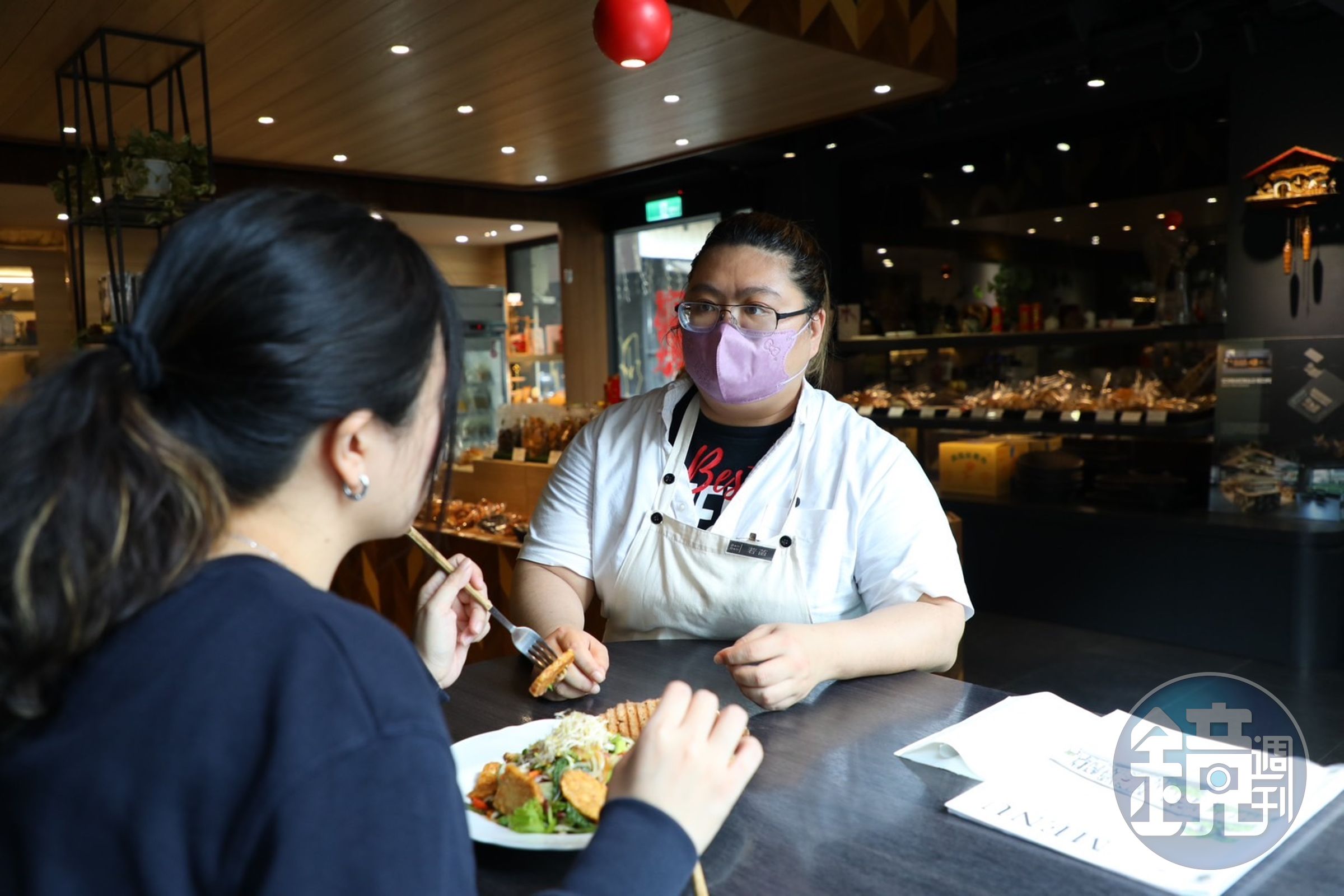 「Oma’s deli deli」的資深店長吳若菡待客如友鄰，爽直親和的性格無論是說菜或談天，都令人倍感親切。