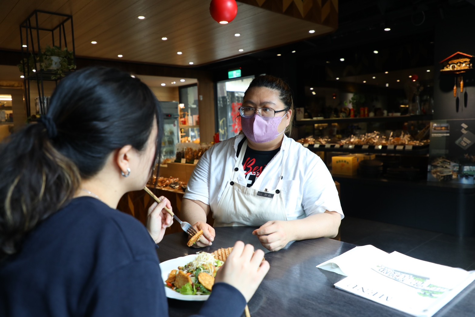 「Oma’s deli deli」的資深店長吳若菡待客如友鄰，爽直親和的性格無論是說菜或談天，都令人倍感親切。
