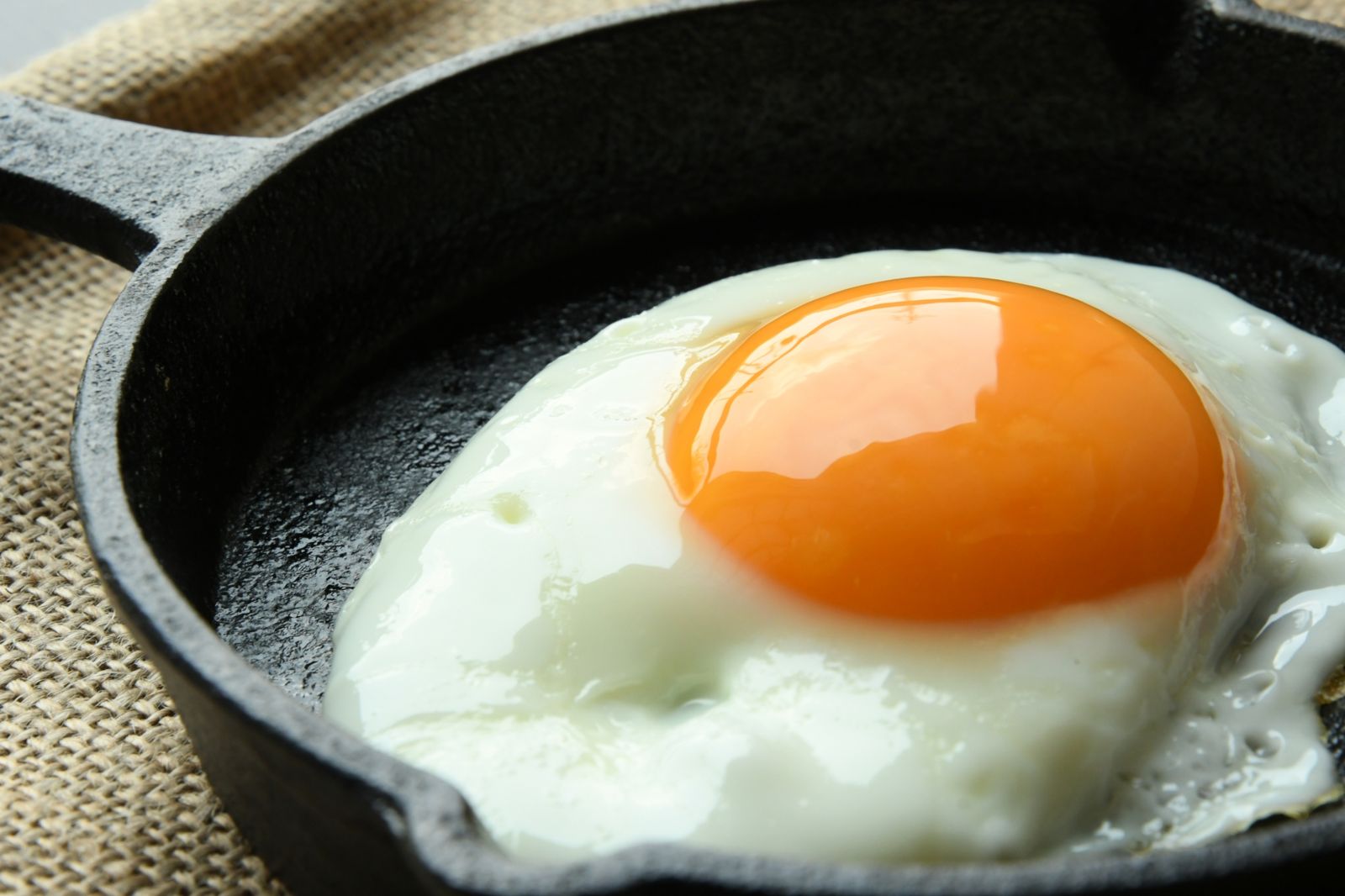 日本大廚公開獨家煎荷包蛋秘訣 簡單1步驟秒變「蓬鬆流心」口感