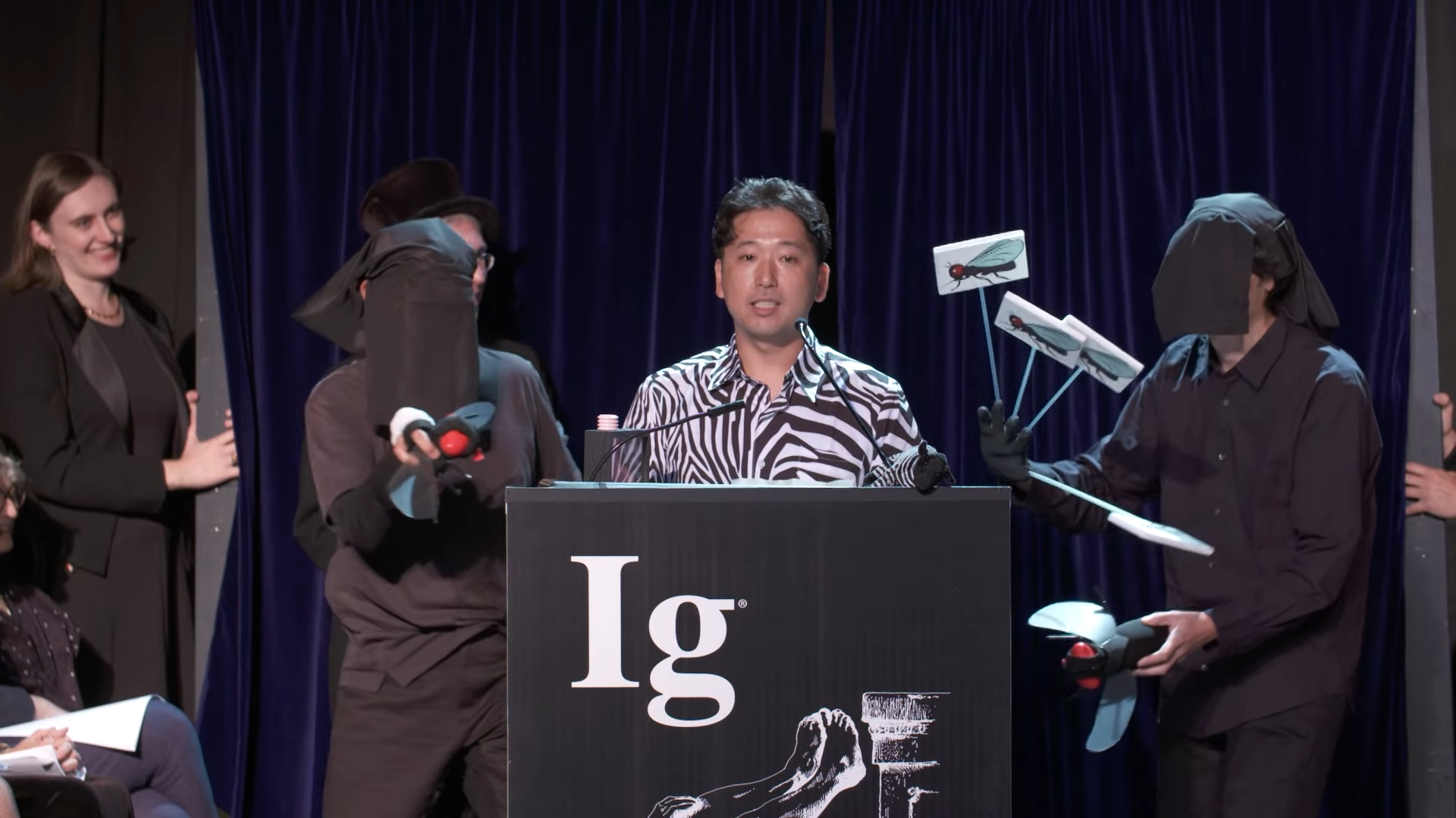 兒嶋朋貴博士研究的「在牛身上塗上斑馬條紋以減少昆蟲叮咬」實驗，獲得搞笑諾貝爾生物學獎。（翻攝 Improbable Research YouTube頻道）