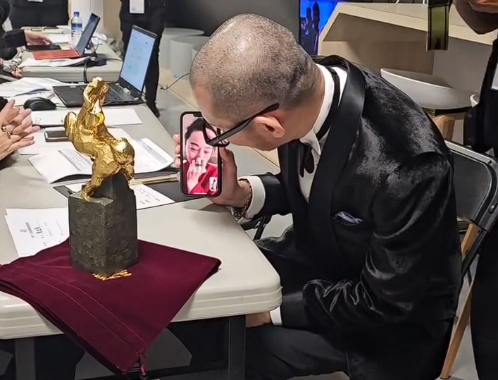 范冰冰「視訊簽收」金馬獎座。（翻攝自金馬影展Threads）