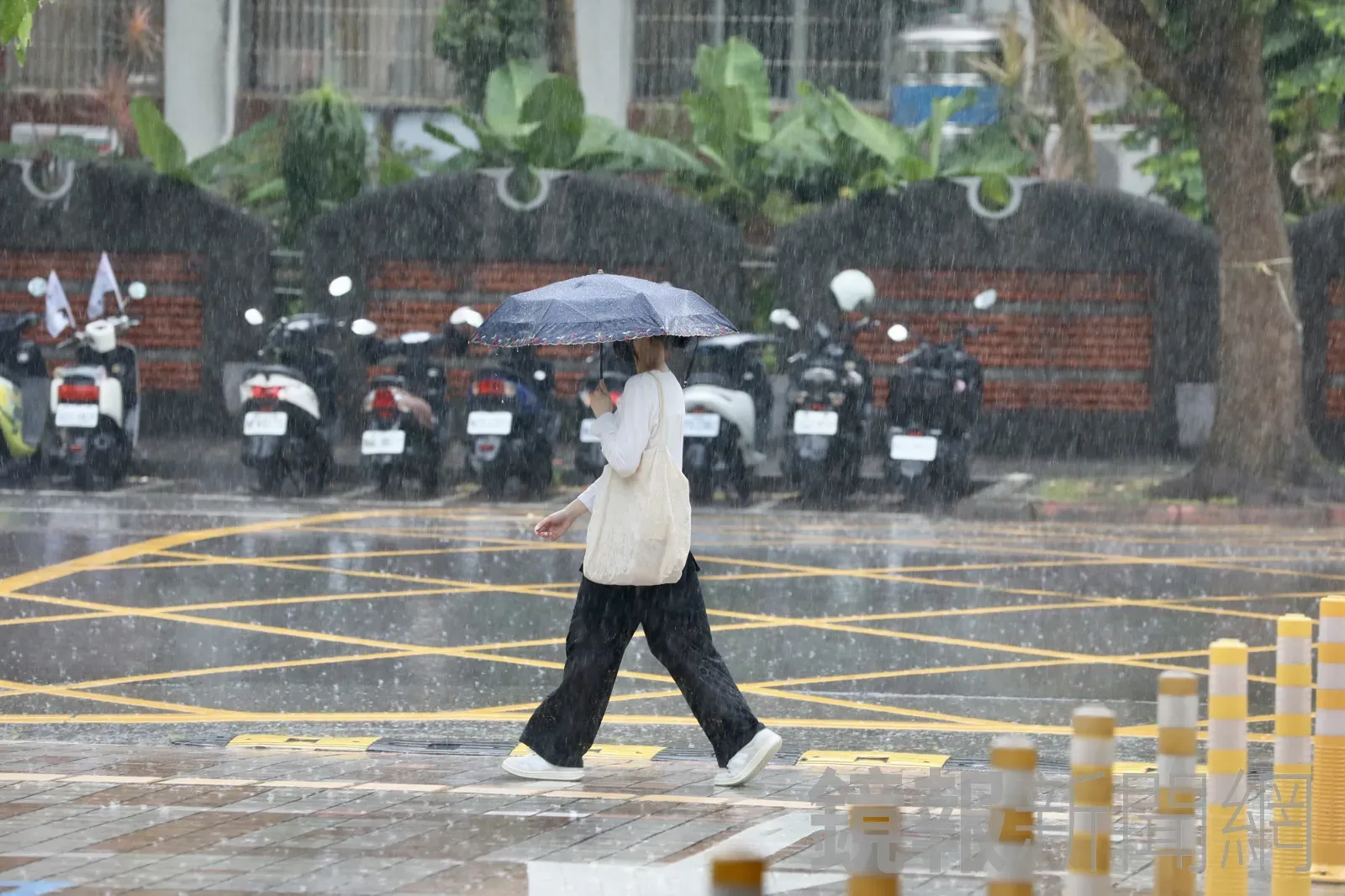對流雲系旺盛，18縣市豪大雨特報。（鏡報林煒凱）