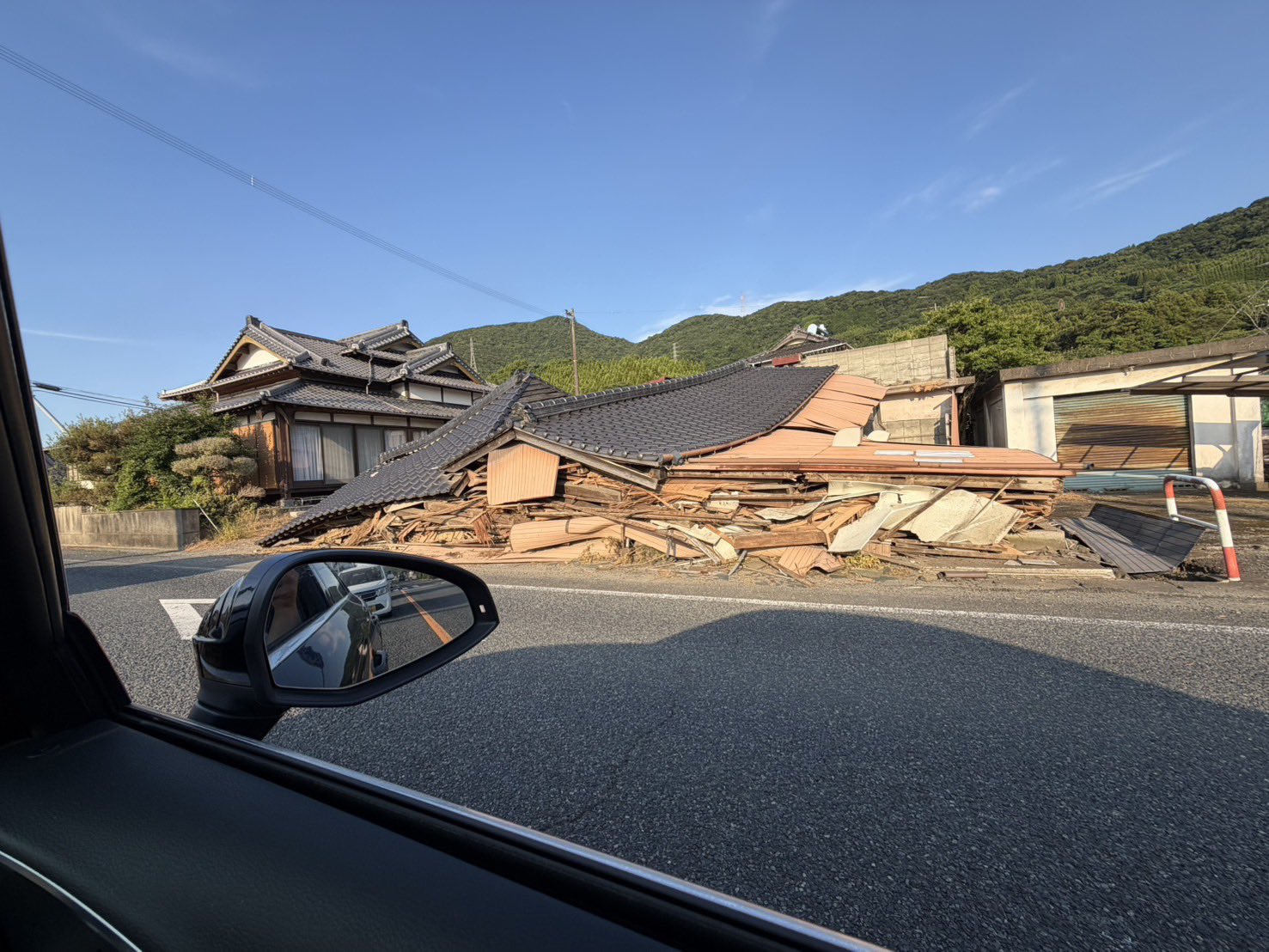 日本熊本發生芮氏規模7.1的強震，最大震度7級的冰川町頻頻傳出災情。（翻攝自X@Tsuchidaaaa）