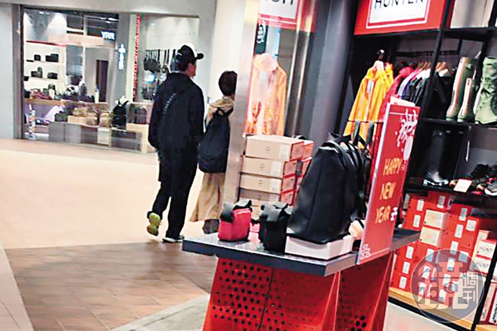 兩人逛完鞋店後，繼續轉往隔壁日本服飾店採購。（讀者提供）