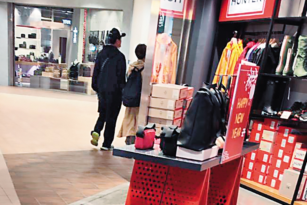 兩人逛完鞋店後,繼續轉往隔壁日本服飾店採購。(讀者提供)