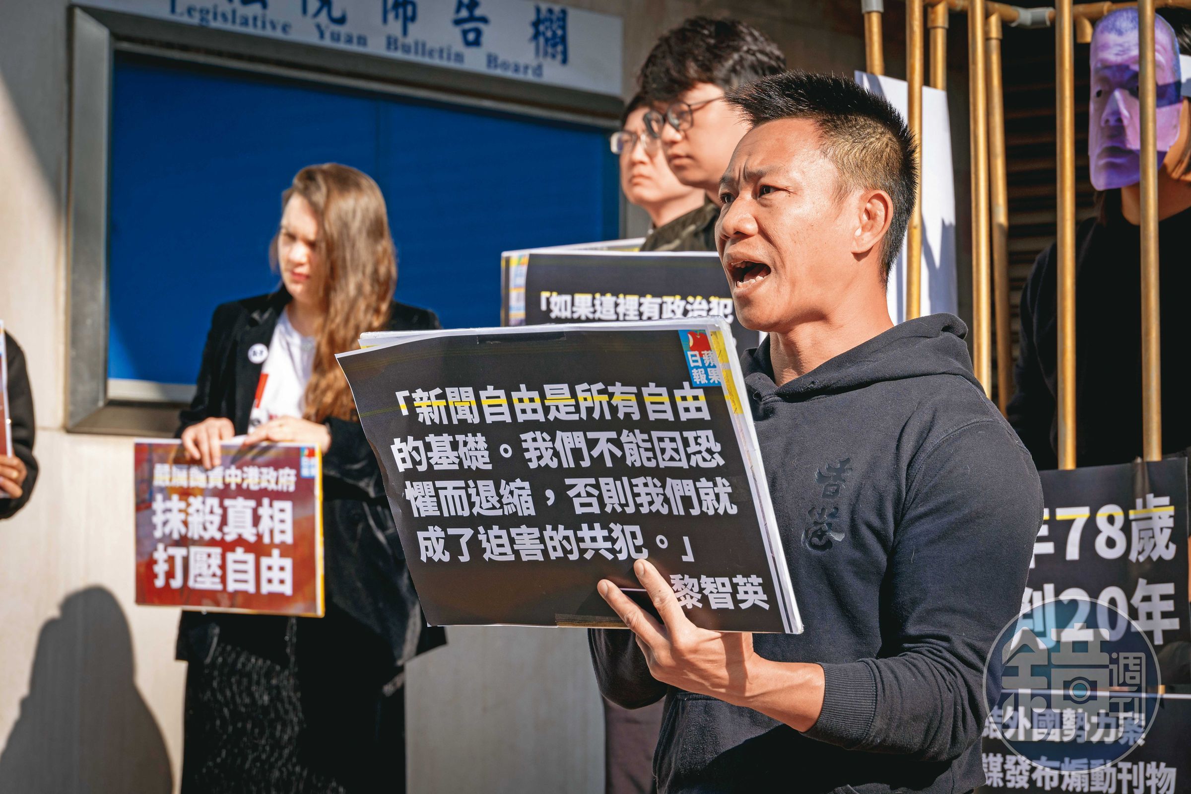 湯偉雄(前)在台灣積極投入聲援香港社會運動,圖為他今年赴立法院,與數個NGO團體共同聲援遭港府關押的黎智英。