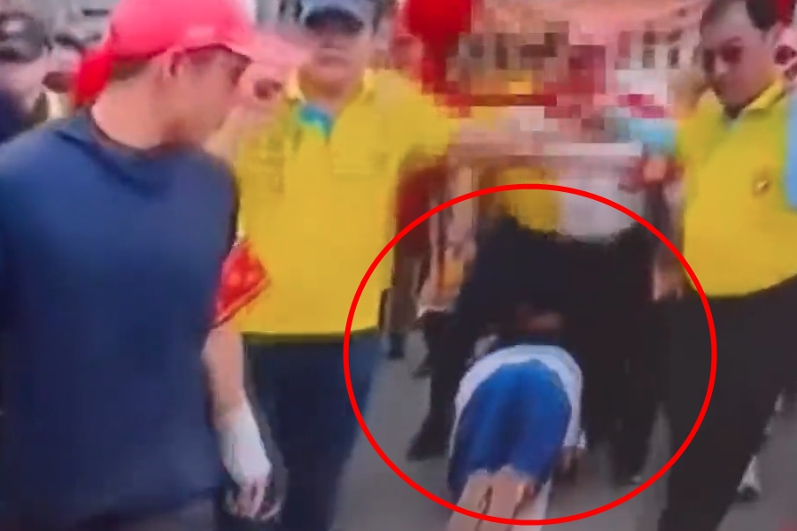 大甲鎮瀾宮媽祖9天8夜遶境進香活動，扶轎人員竟張腿跨過多名信眾。（翻攝自黑色豪門企業）