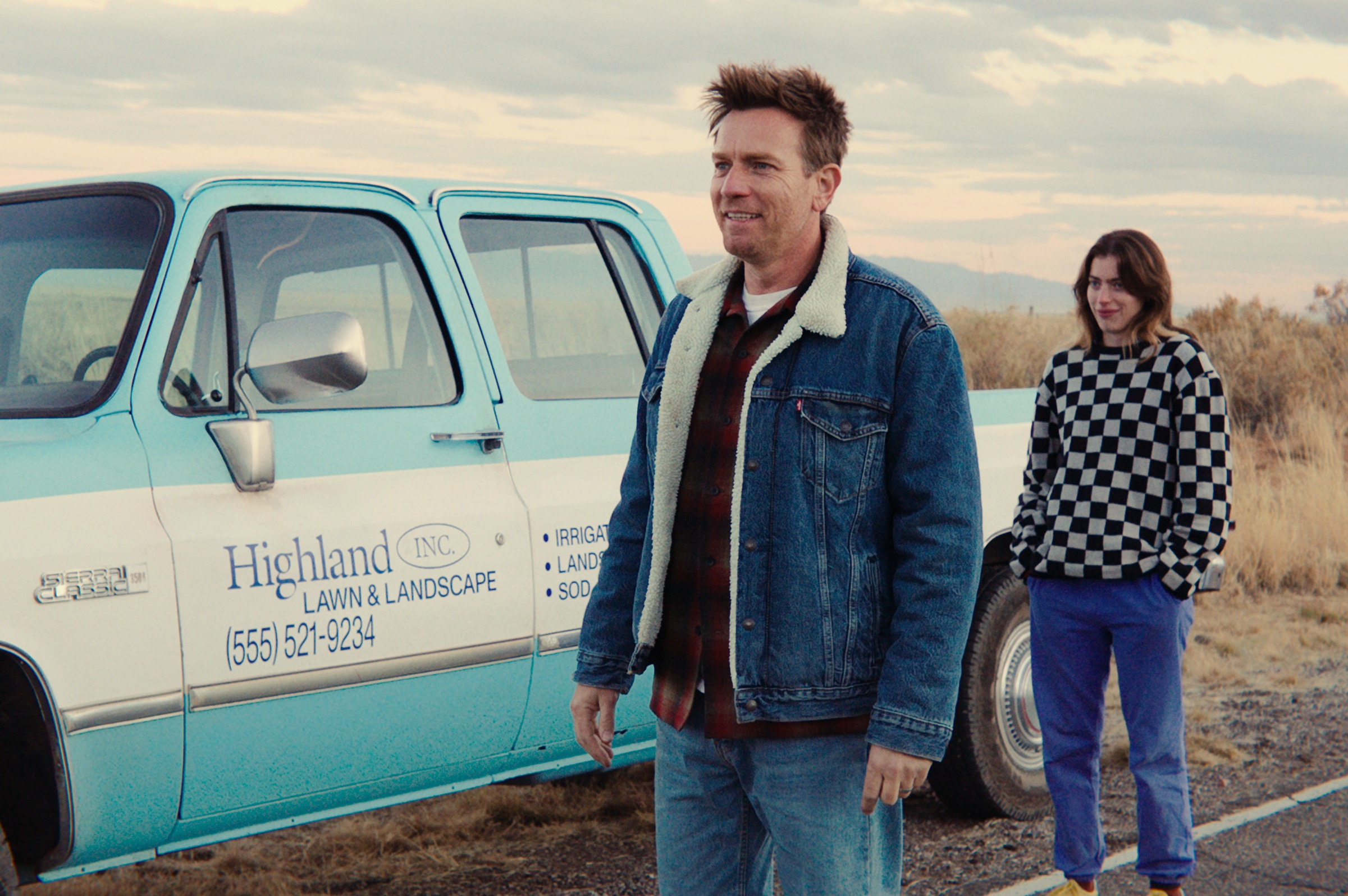 伊旺麥奎格(左)在《霸愛之路》飾演帶著女兒克拉拉麥奎格(右)踏上公路之旅的父親。(本萃電影提供)