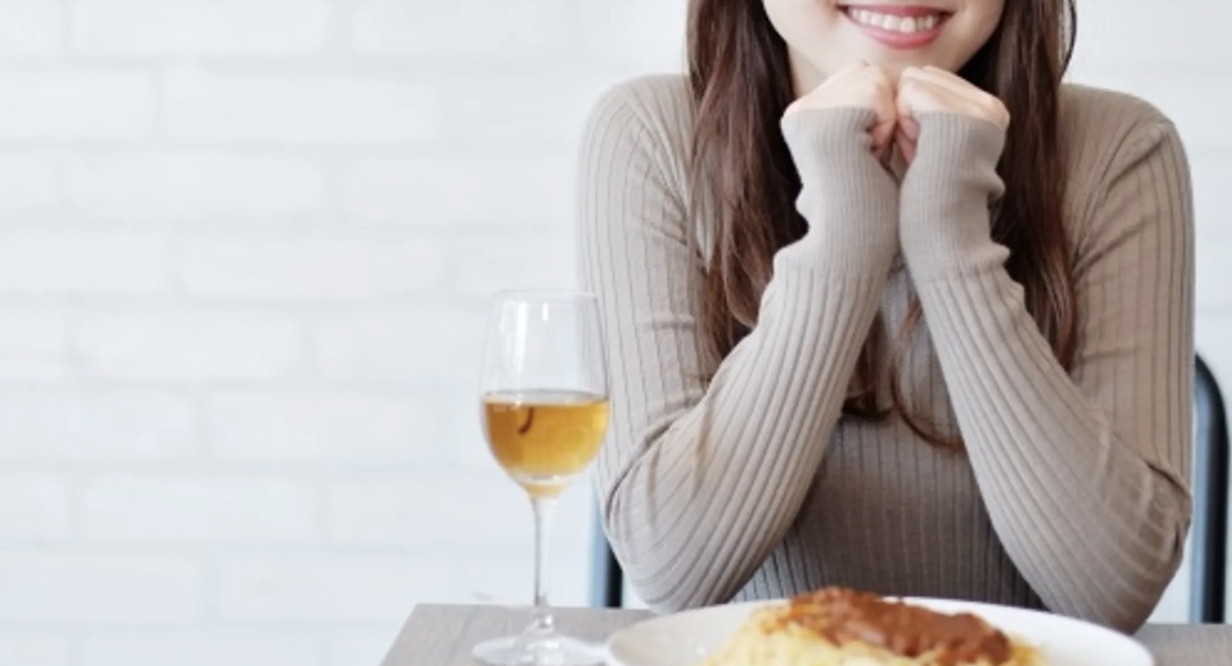 一名女子擔心約會是詐騙，要求地點約在派出所門口。（示意圖，Pexels）