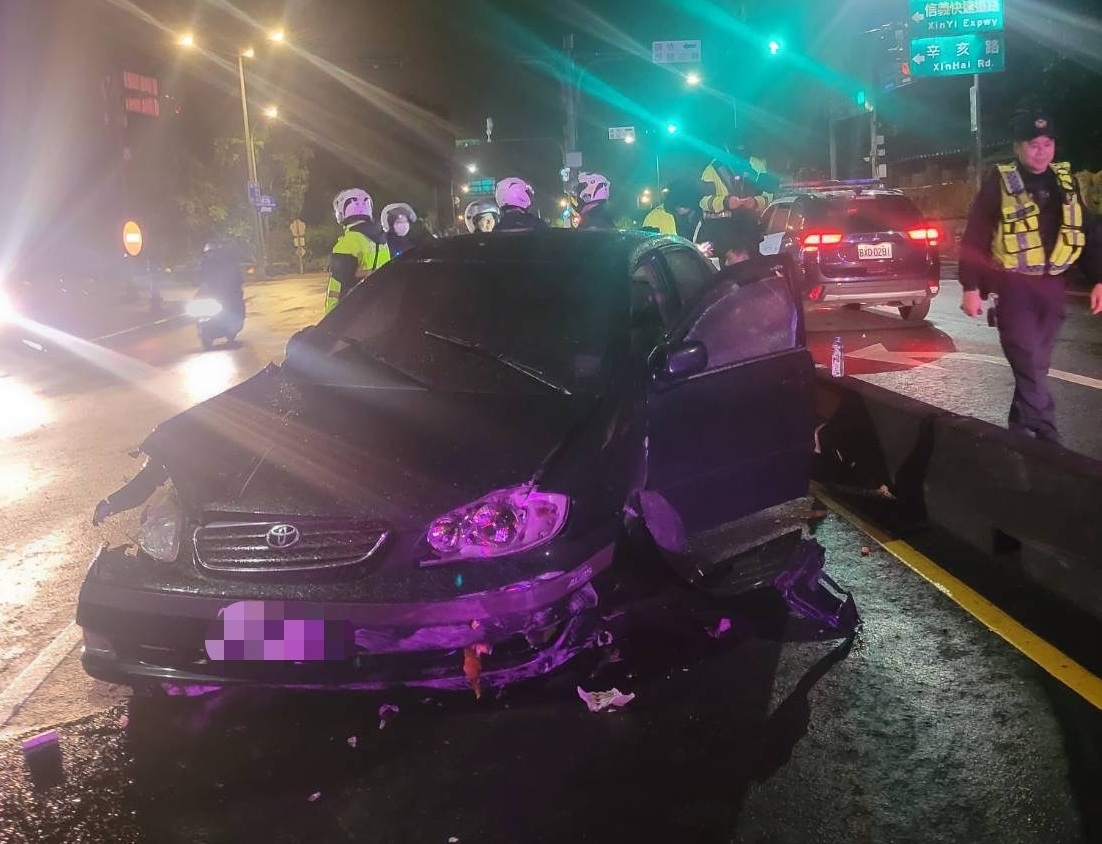 黃姓男子毒駕拒檢，一路從信義區莊敬路逃至文山區木柵路，失控撞上中央分隔島才停下來，遭警方逮捕。（翻攝畫面）