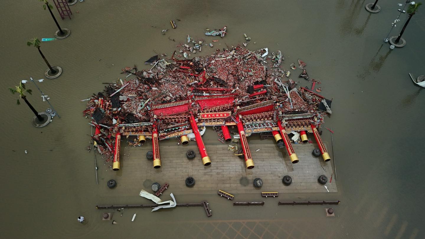 狂風震撼信仰！南鯤鯓百年木造牌樓倒塌，千年紅檜斷裂一地。（台南大雄空拍提供）