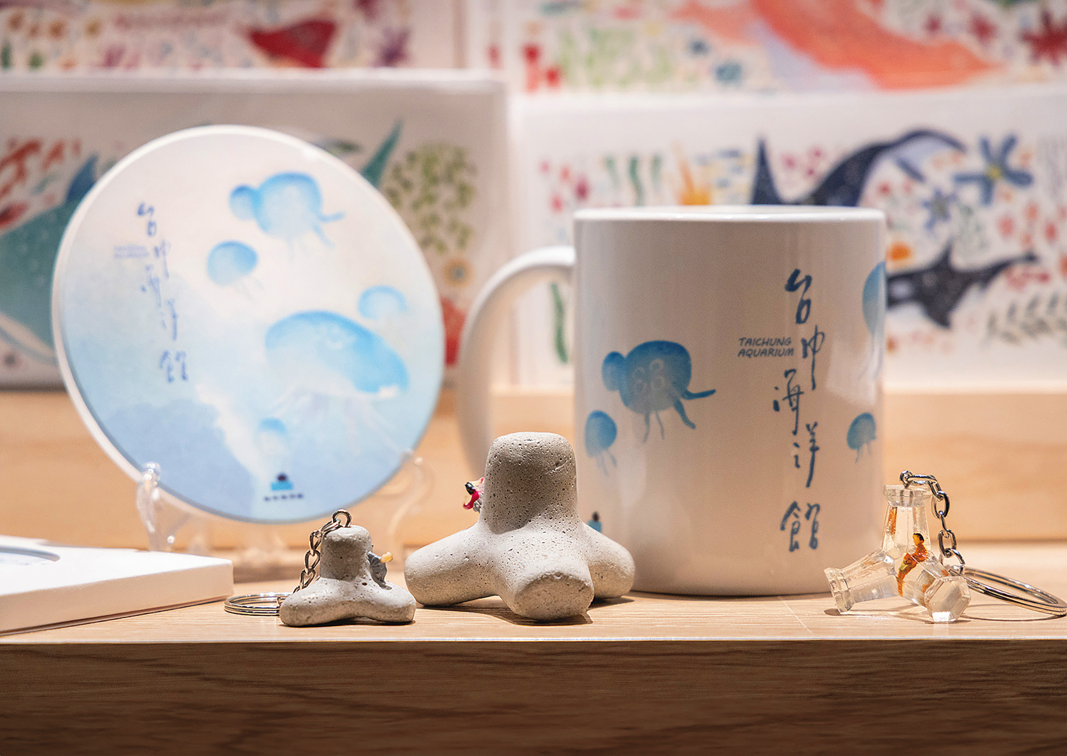 海洋館的消波塊系列商品（160～220元／個）、原創馬克杯（380元／個）與杯墊（200元／個），都是在網路掀起討論的熱賣商品。