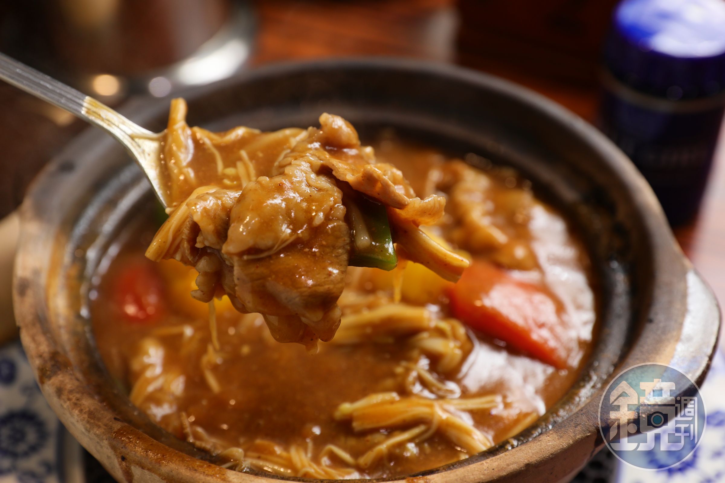 口味偏重的「金菇沙茶肥牛煲」,一定得點白飯來配。(港幣138元/份)