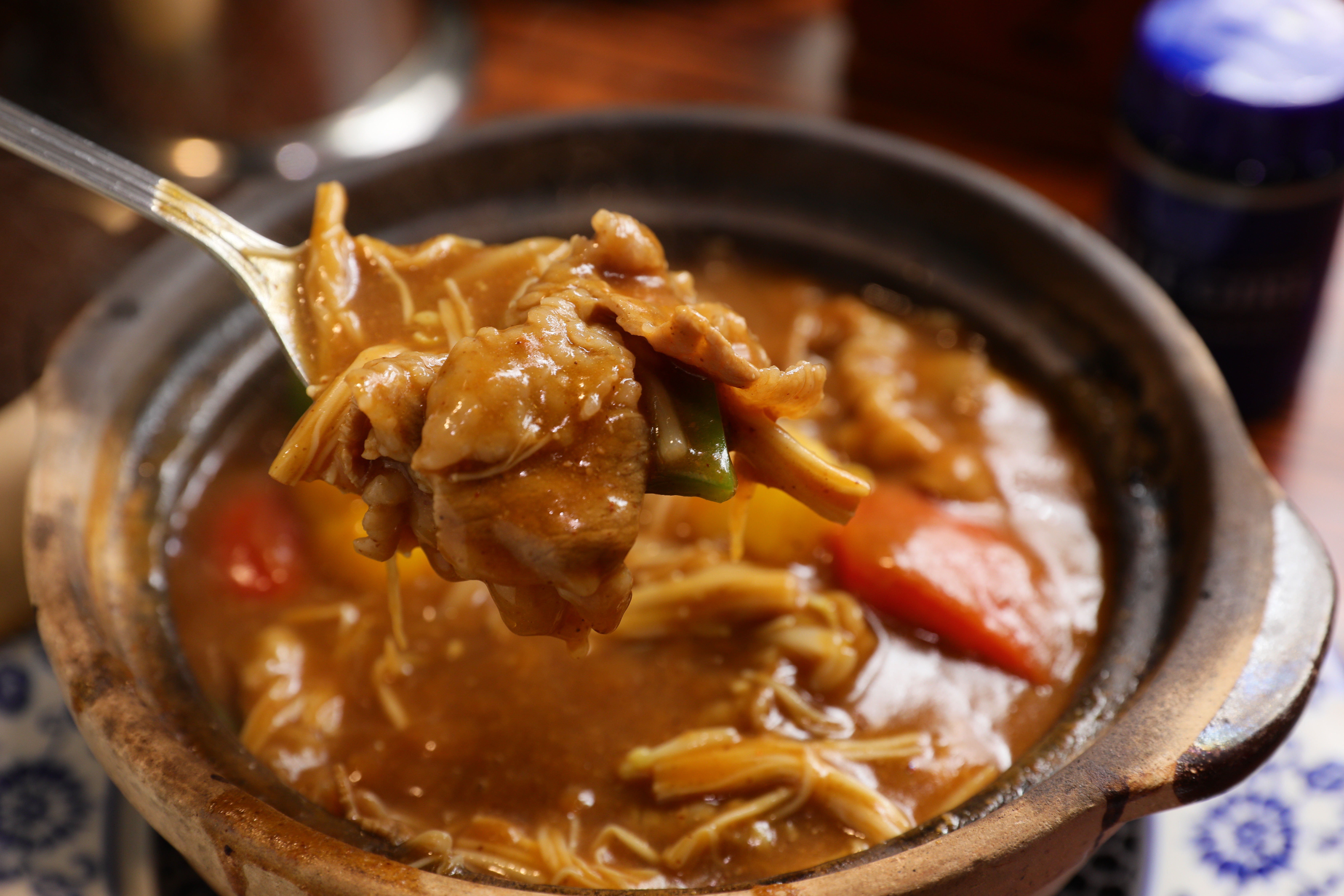 口味偏重的「金菇沙茶肥牛煲」，一定得點白飯來配。（港幣138元／份）