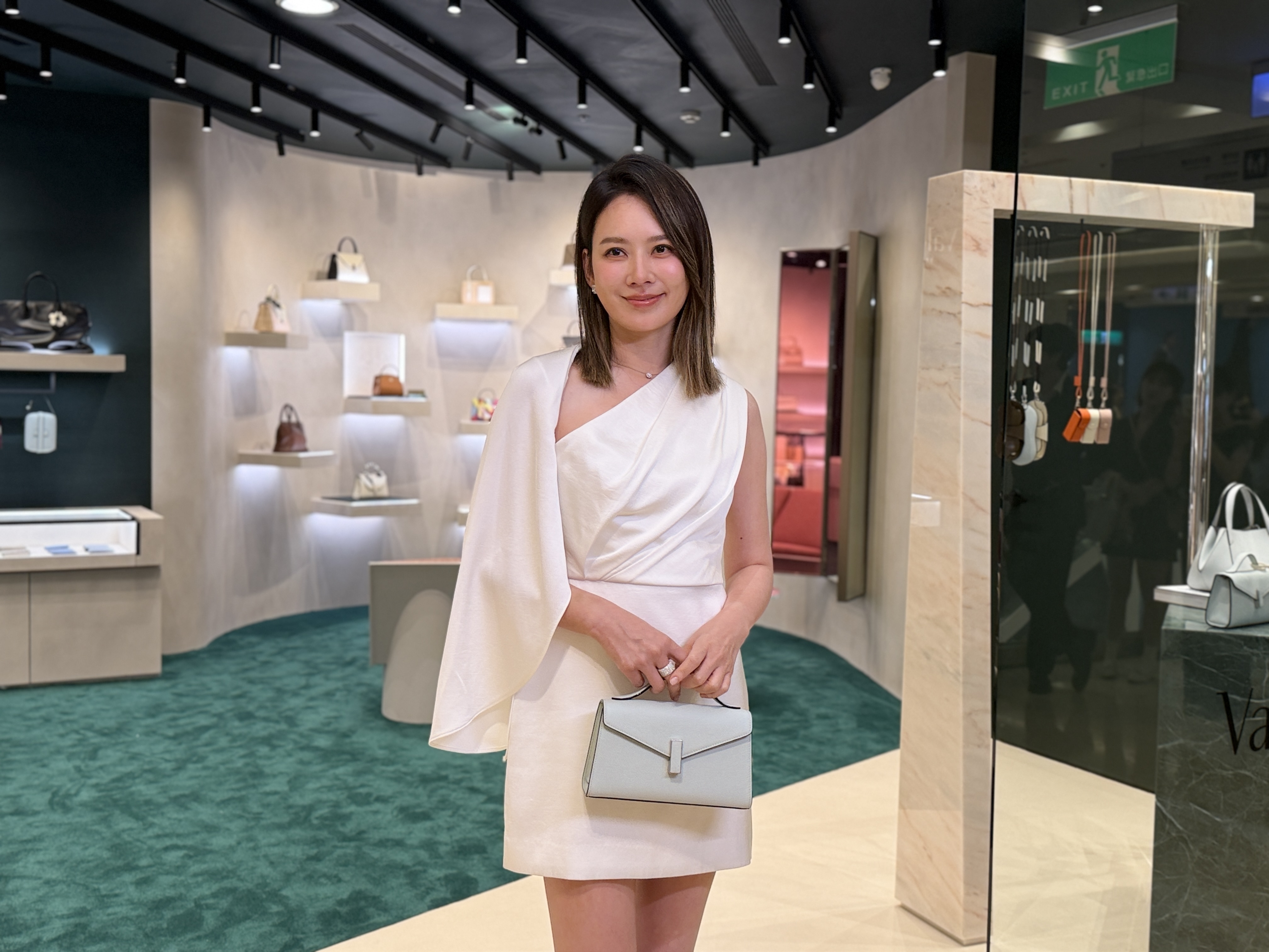 Melody一身白色女神風洋裝look出席Valextra台中新光三越重新開幕活動。（陳慧明攝）       