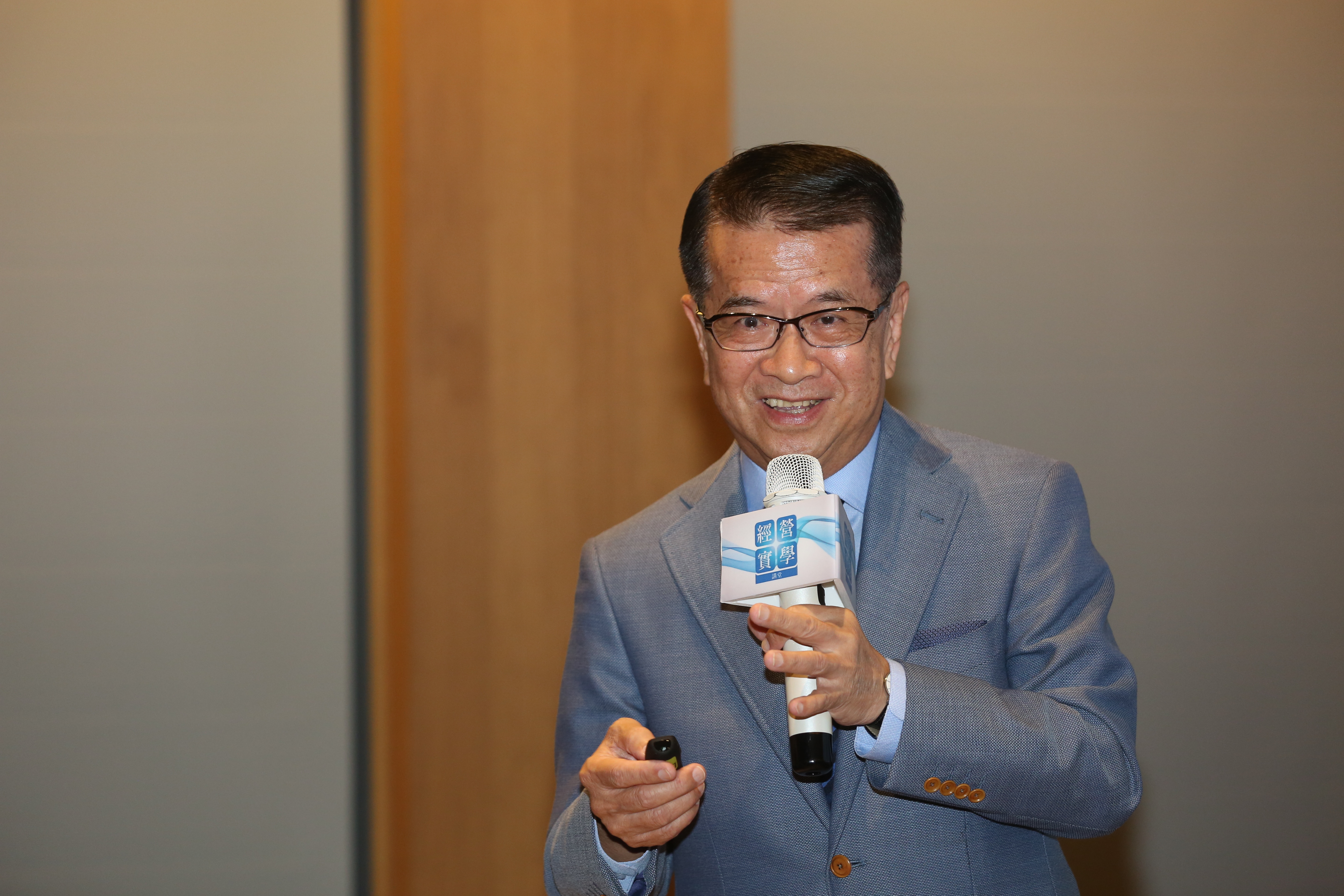 徐重仁今天再度po文,強調自己從來不屬於任何政黨,也無意替哪一個政治立場發聲。(本刊資料照)