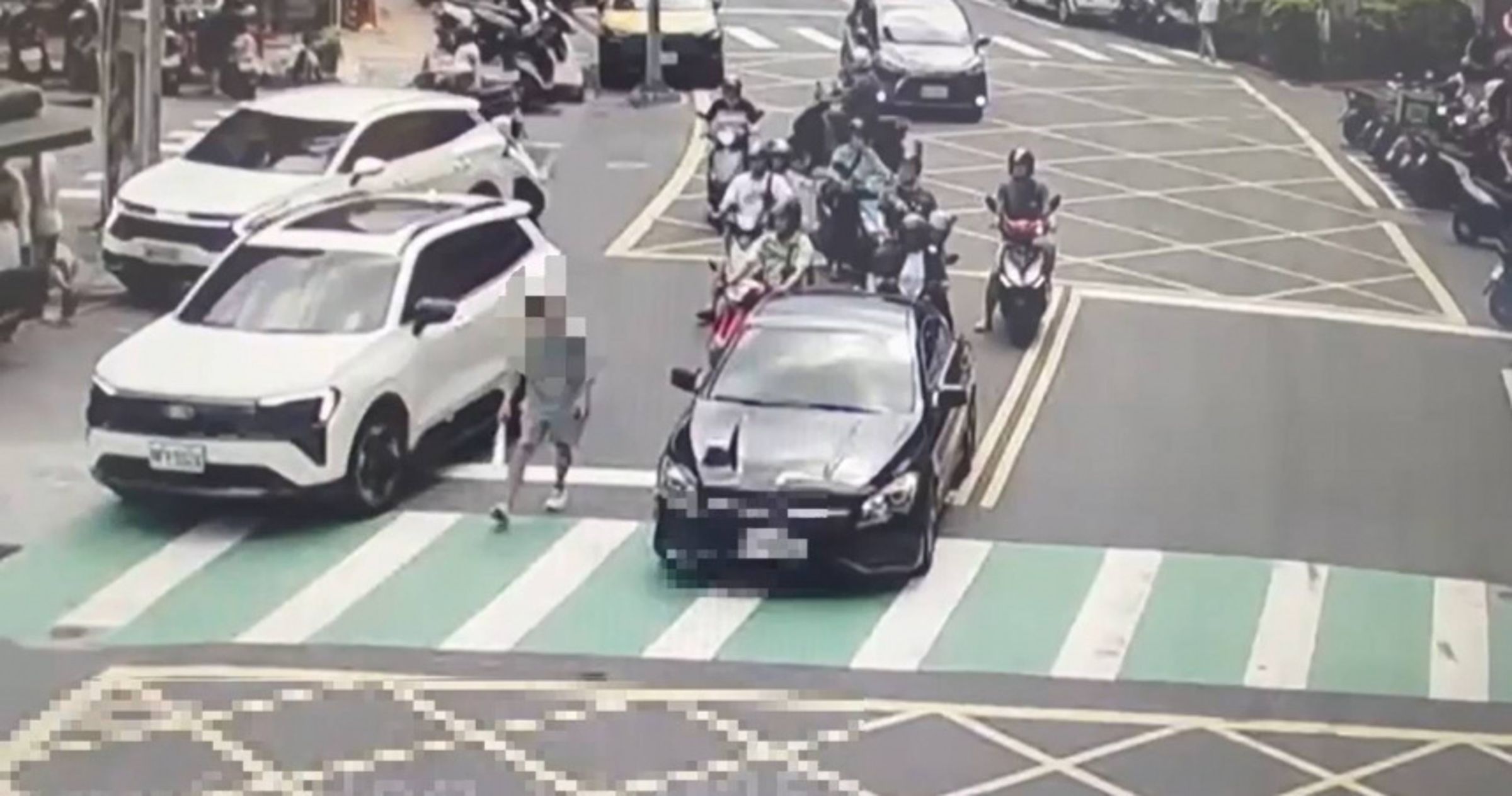 新北市三重區昨爆發持刀攔路烏龍事件,官姓嫌犯因感情糾紛手持開山刀當街攔阻女騎士,發現認錯人後搭乘黃姓駕駛的黑色賓士車逃離。(翻攝畫面)
