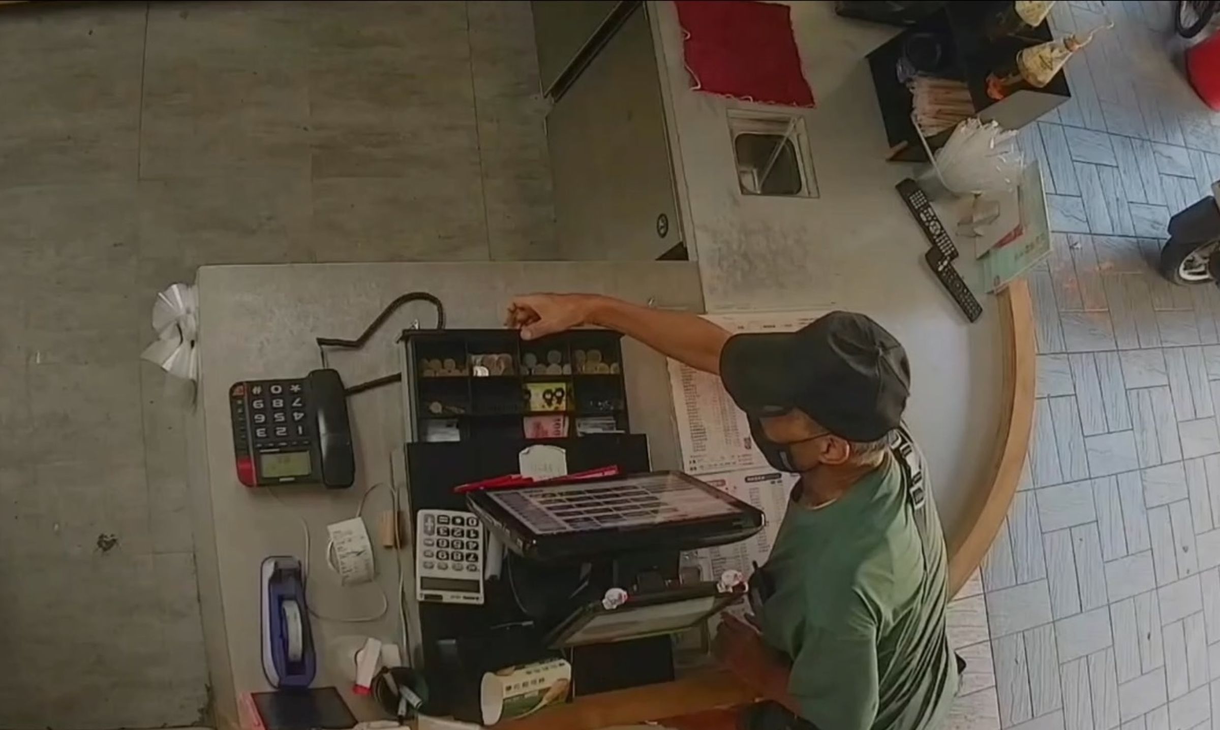 許男到早餐打開收銀機搜刮千元鈔票。(翻攝畫面)