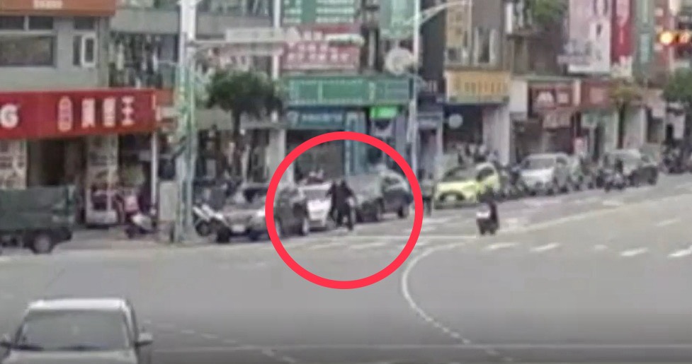 新北2男為搶停車格互毆。（警方提供）