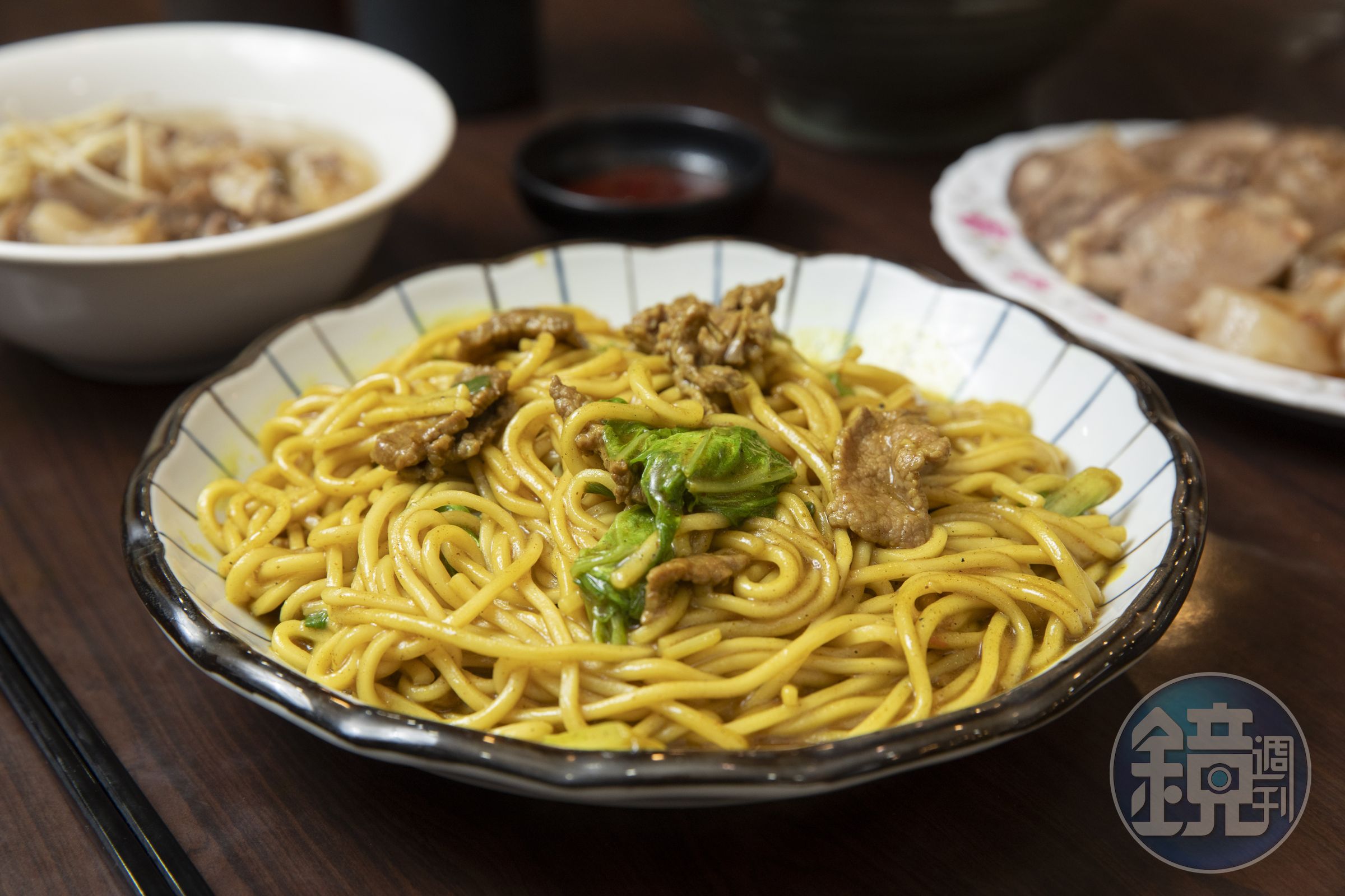 金春發總店的咖哩牛肉炒麵,是來客必點的招牌菜。(220元/份)