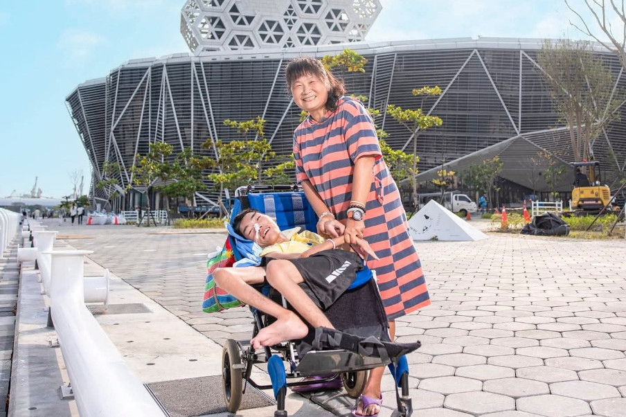 「超跑媽媽」陳嘉齡透露曾接過詐騙集團來電，謊稱小比被綁架，當對方得知小比是腦麻兒後反而心軟騙不下去。（翻攝臉書粉專「小比的跑旅雜記」）  