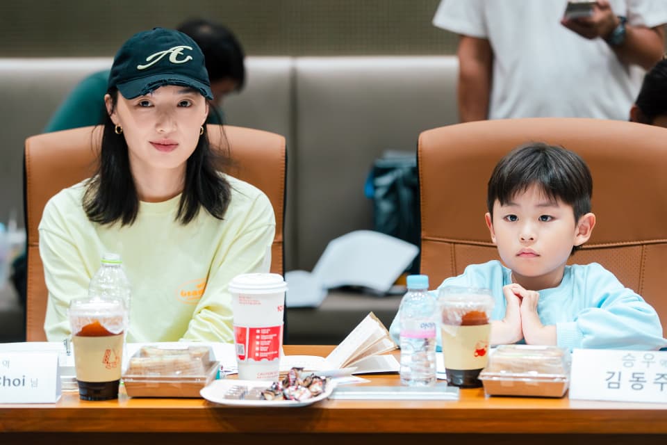 蔡思韵（左）及片中演自己孩子的小童星，一起練習讀本。（MOM production limited 提供）