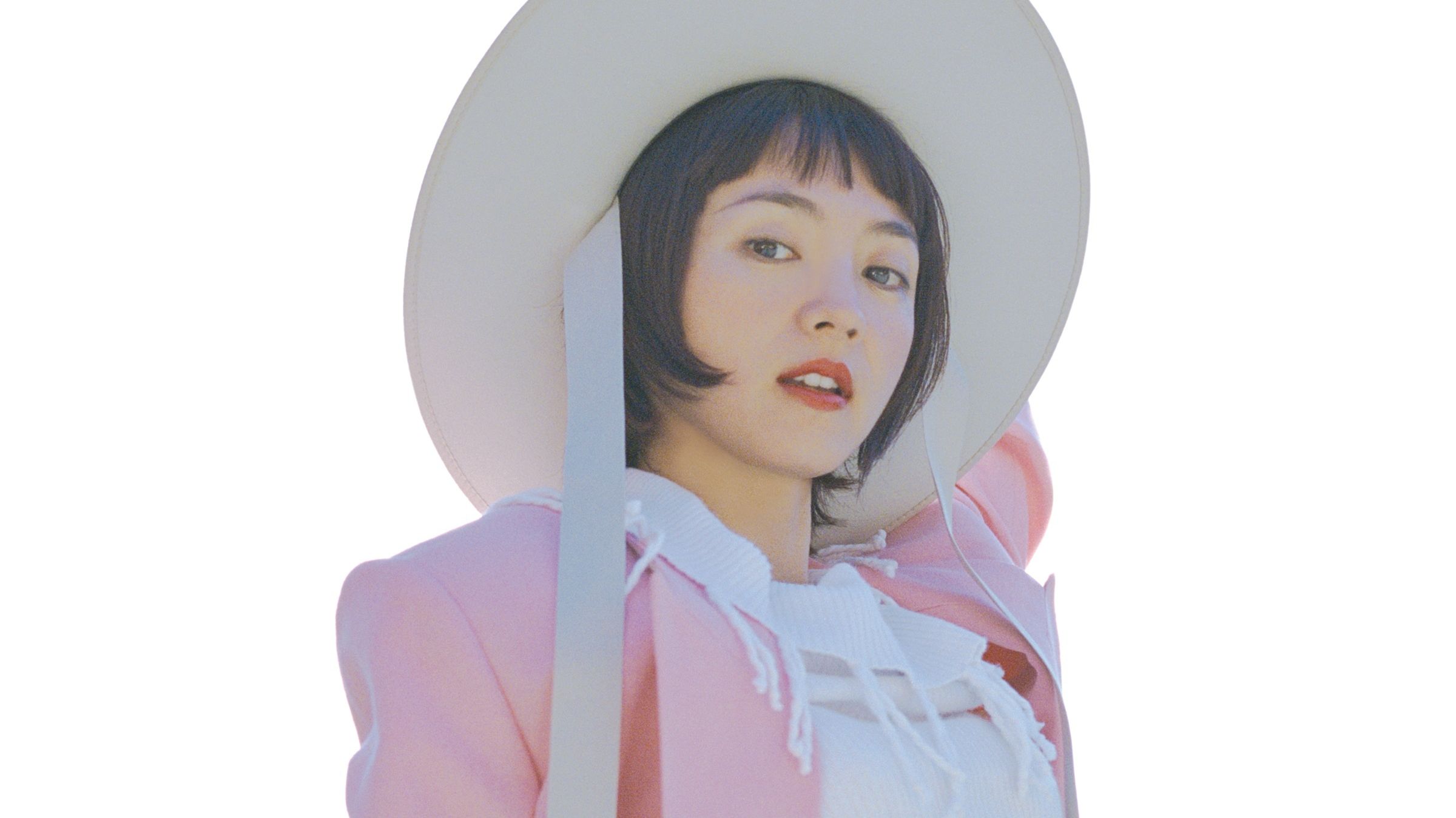 滿島光曾發行單曲〈迷宮〉大秀舞姿獲得好評,突破3,800萬人次點擊,音樂品味獨樹一格,包括已故的坂本龍一、搖滾樂團女王蜂都曾與她合作。(出日音樂提供)