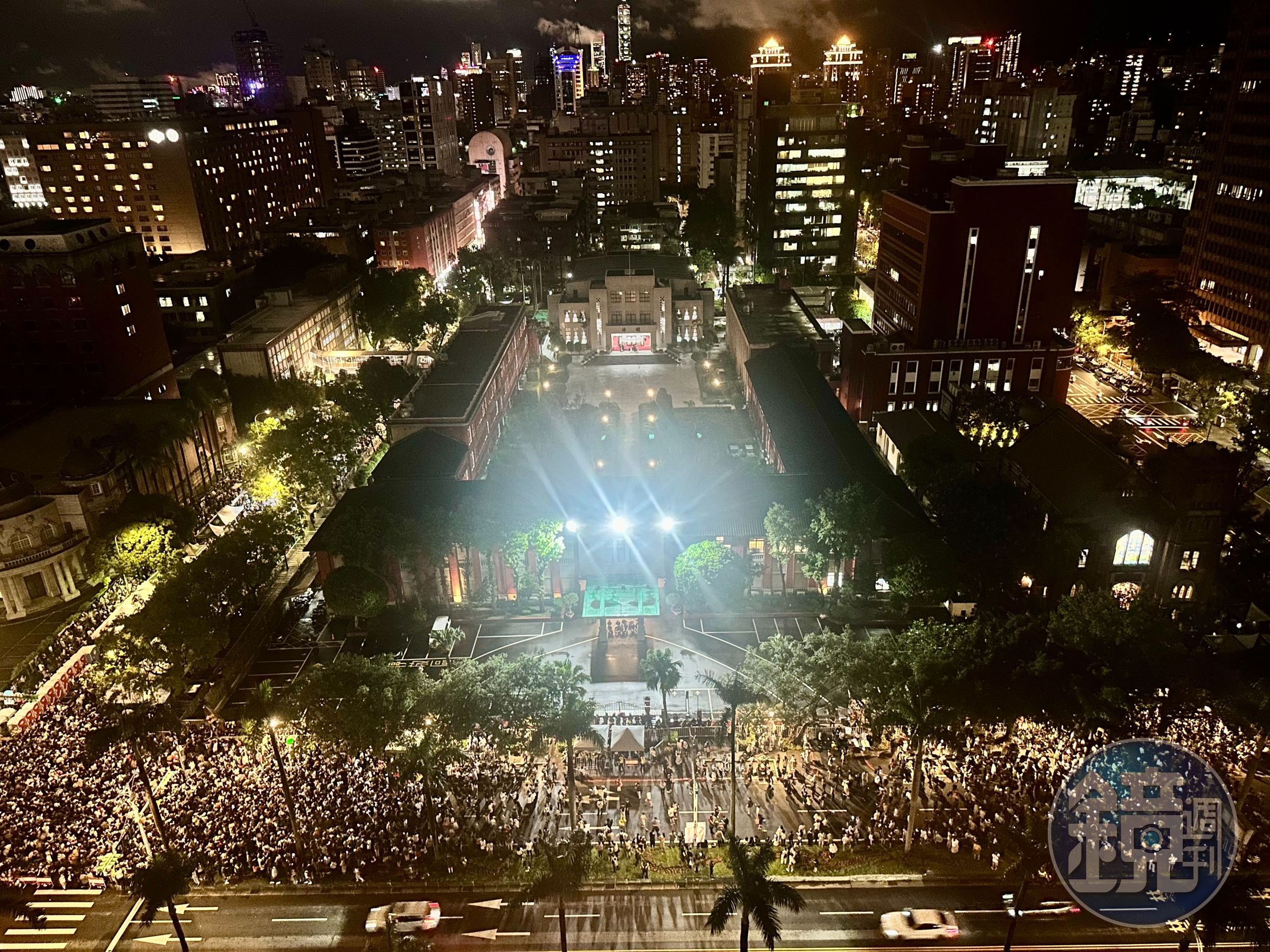即使這一天飄著雨,許多民眾隔日一早還需上班上課,但依然前來集結,守護台灣民主。