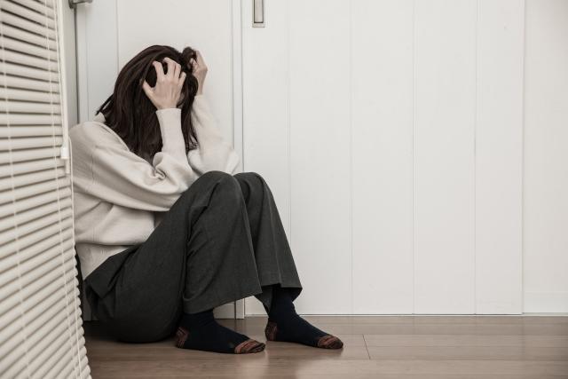 一名大學已婚男助理教授假借學術討論，竟二度性侵同校新進的女教授。（示意圖，Pakutaso）